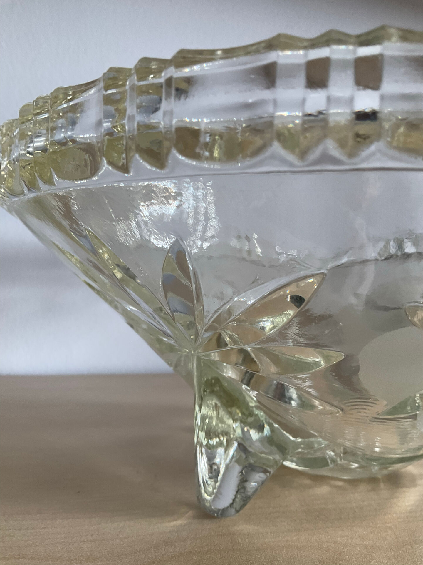 Art Deco tripod bowl in engraved glass