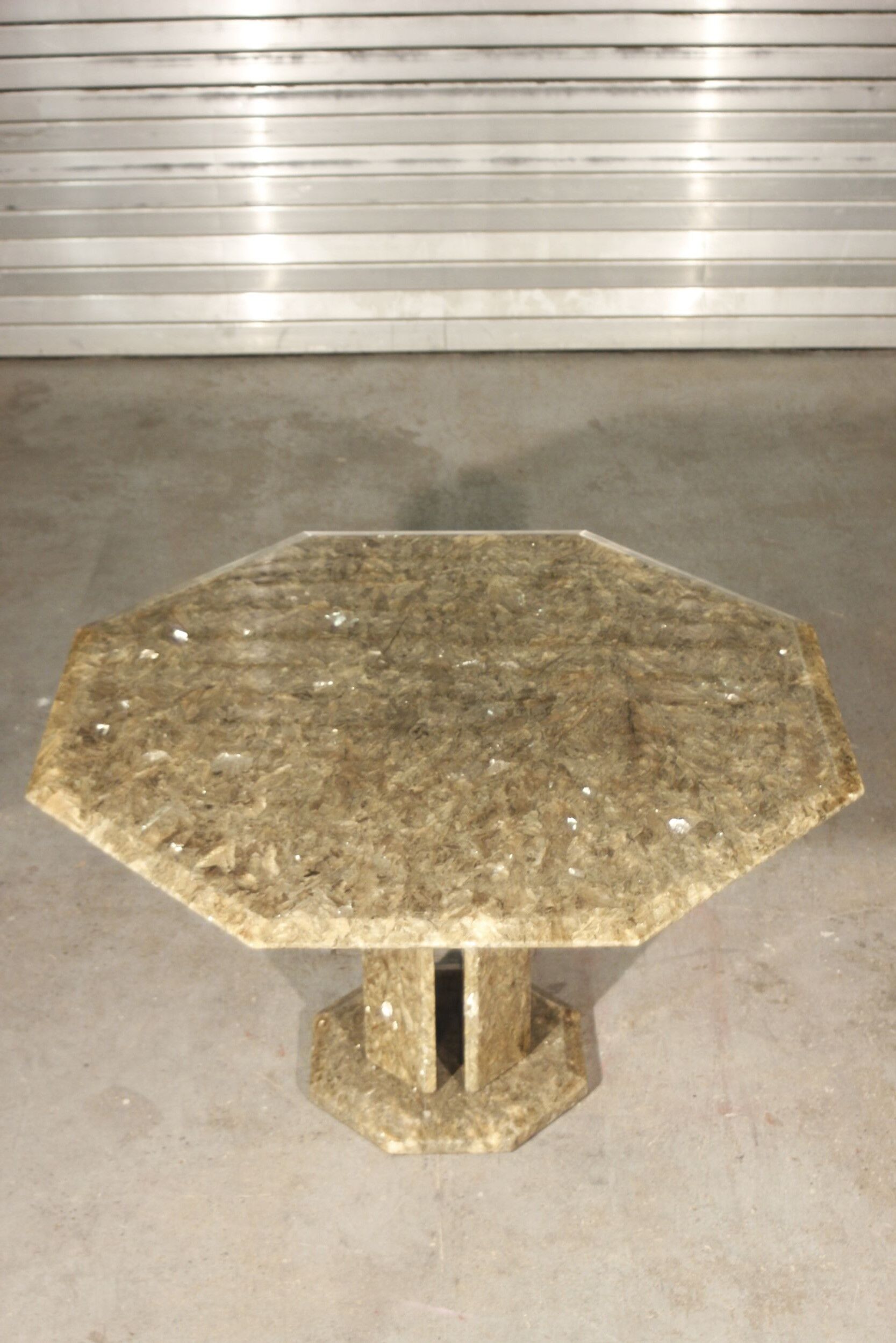 Octagonal post-modernist lounge table in marble beaded massive green quartz, Italy 1970s