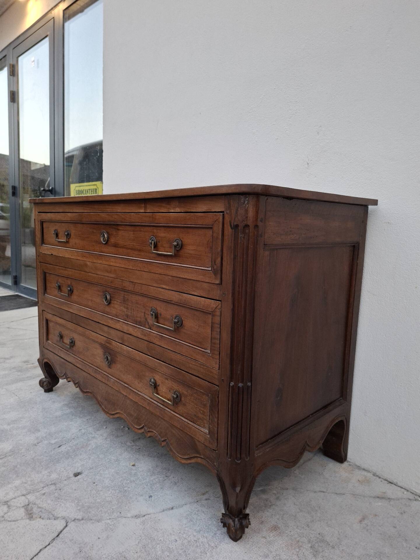 Louis XV style commode in solid walnut, 19th century rustic.