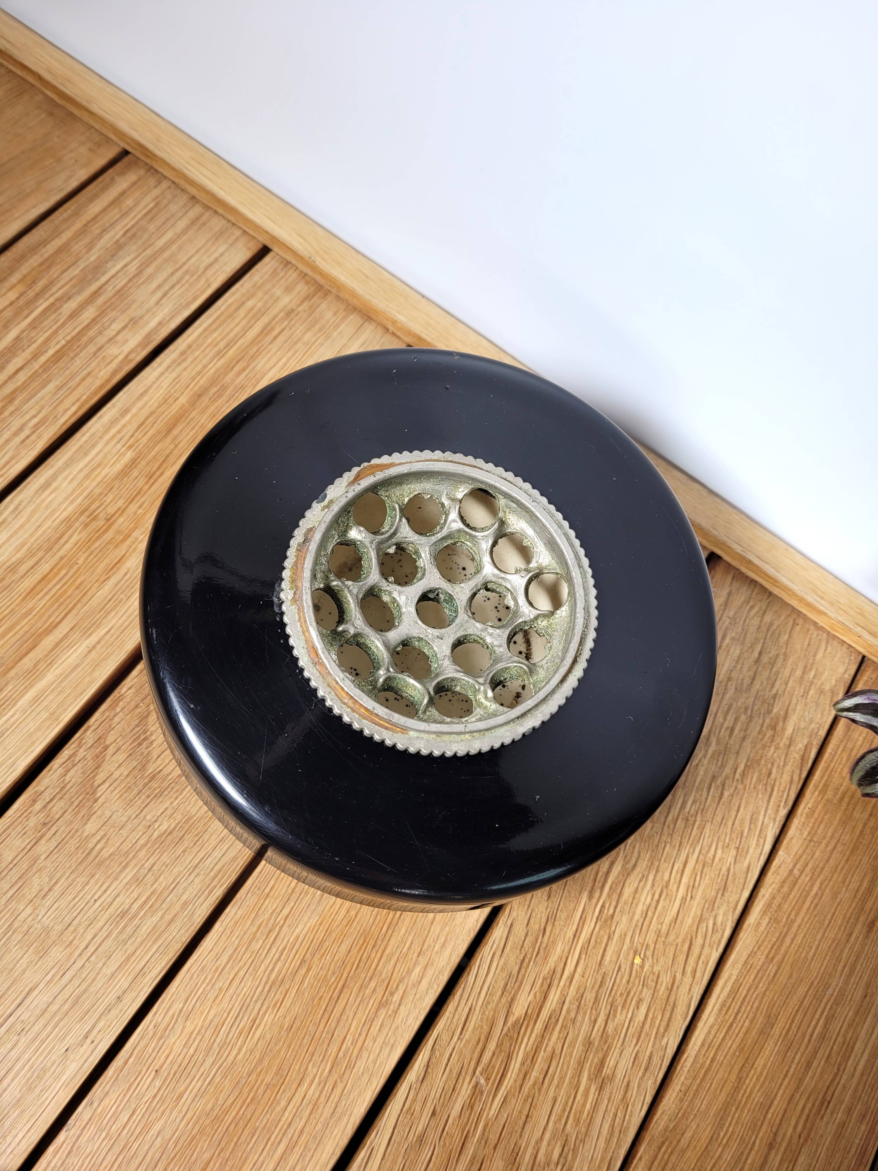 Pique flowers design resin black n white