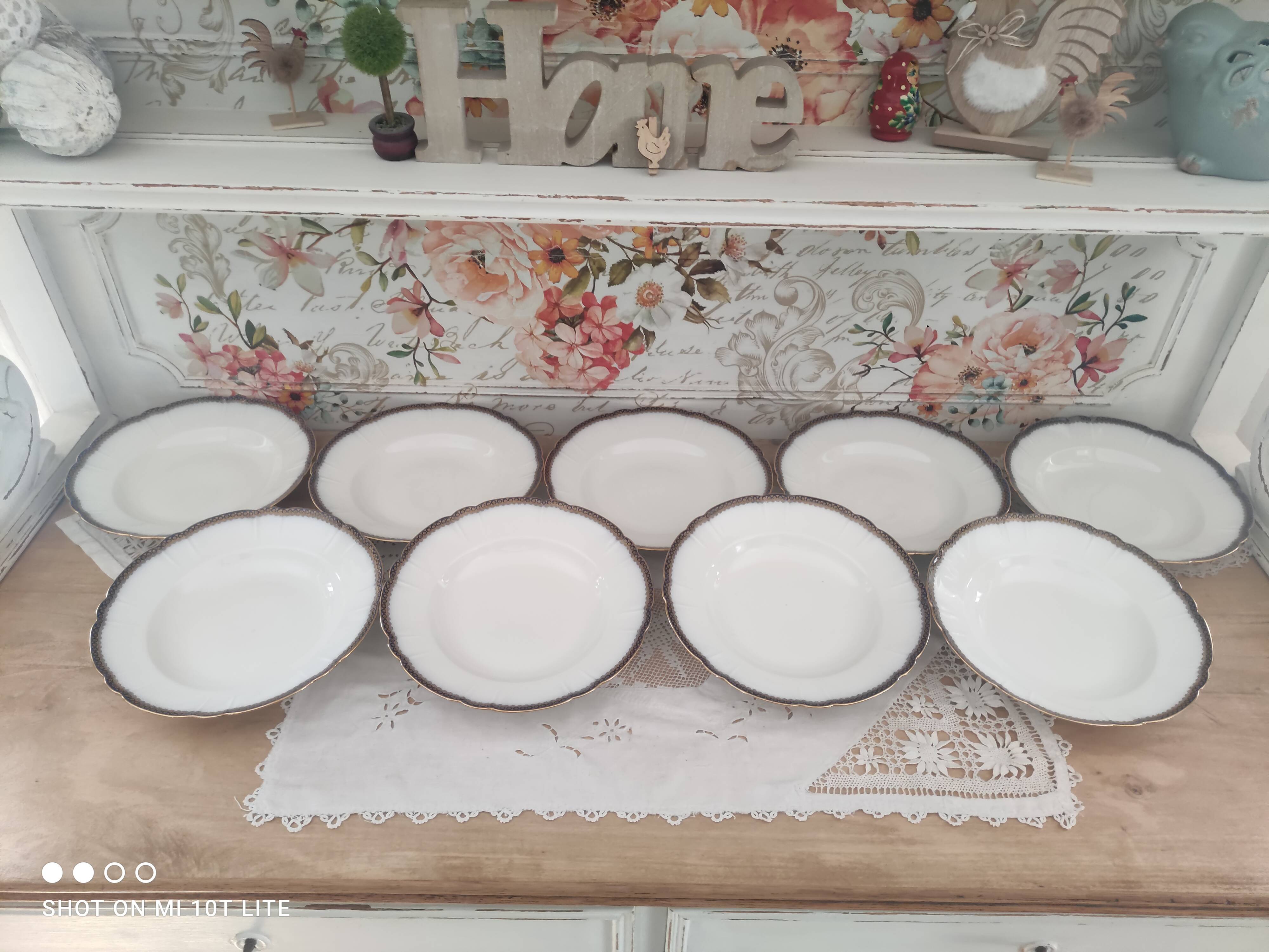Lot de 9 assiettes creuses en porcelaine de Limoges Haviland frise florale bleu nuit et or