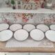 Lot de 9 assiettes creuses en porcelaine de Limoges Haviland frise florale bleu nuit et or
