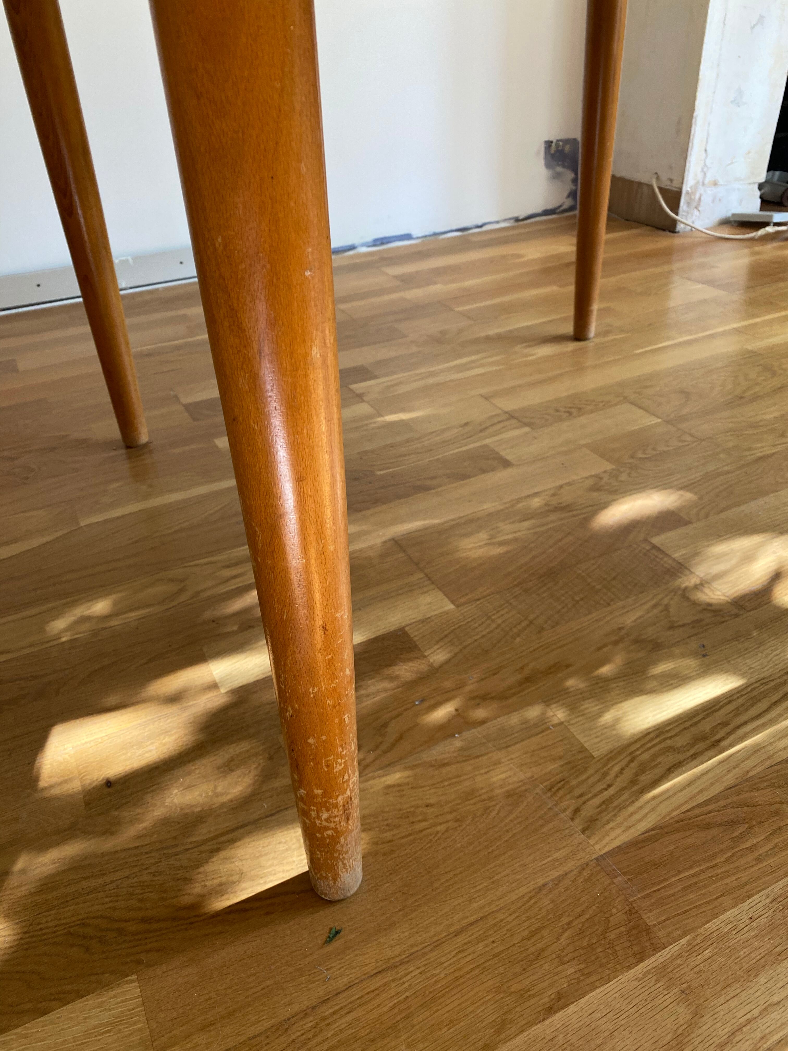 Extendable teak round table