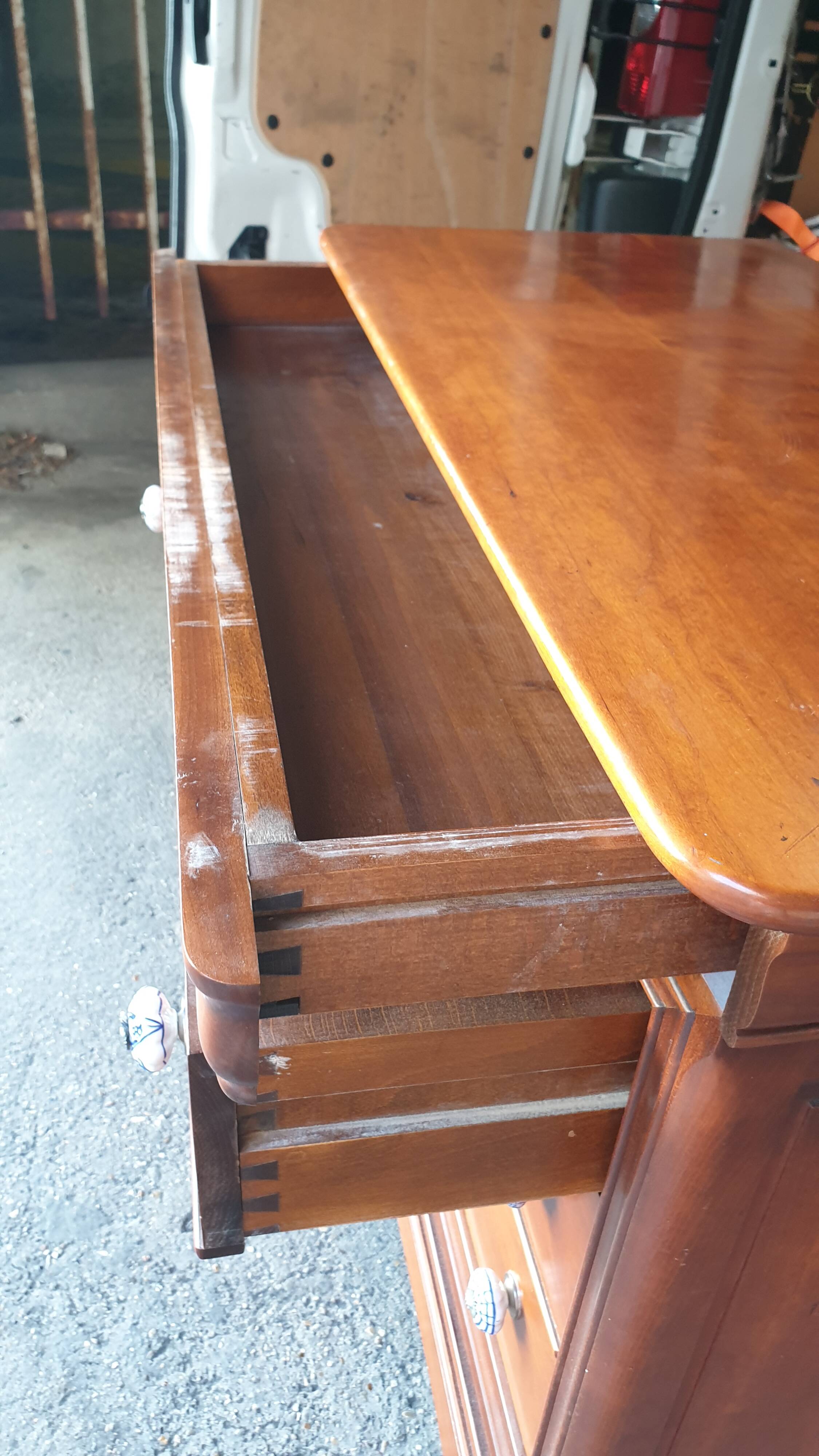 Commode louis Philippe à doucine 4 tiroirs merisier.