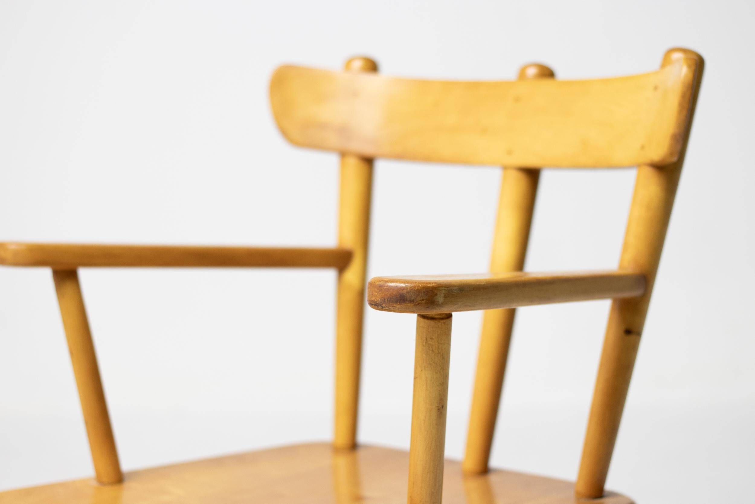 Danish organic armchair in solid birch, curved backrest, 1950s design.
