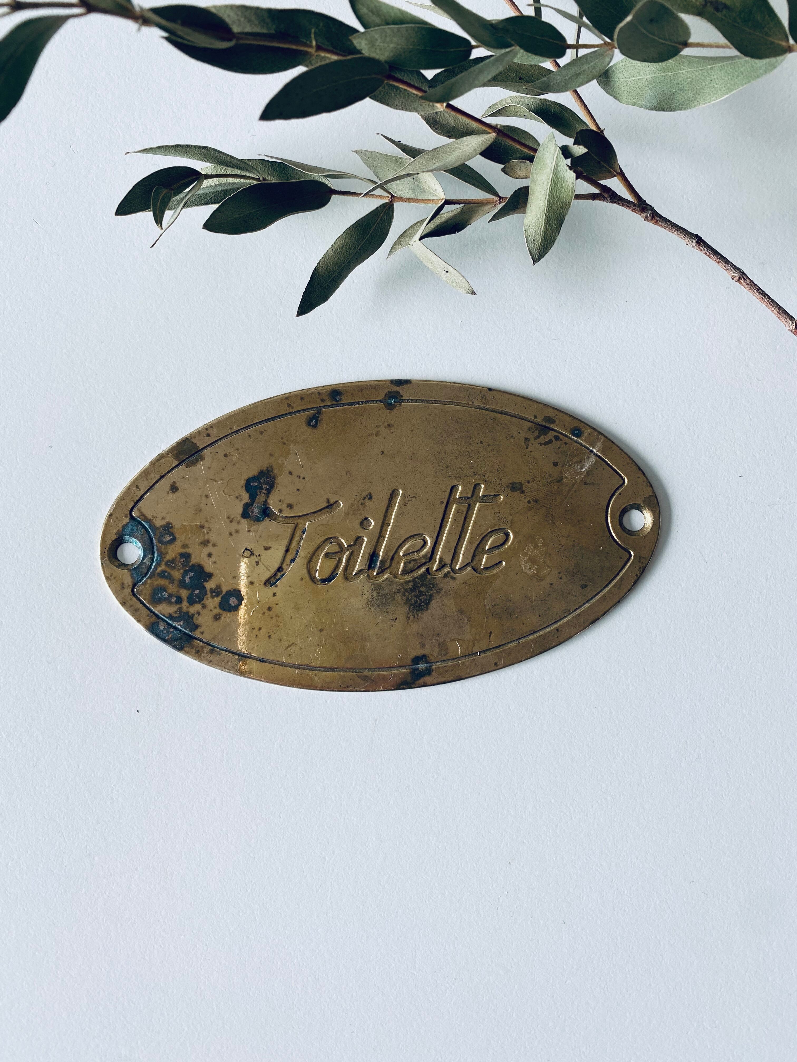Brass plate inscription "toilet"