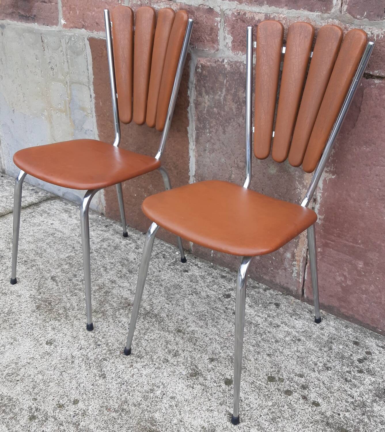 2 “Pétal” chairs from Soudévinyl