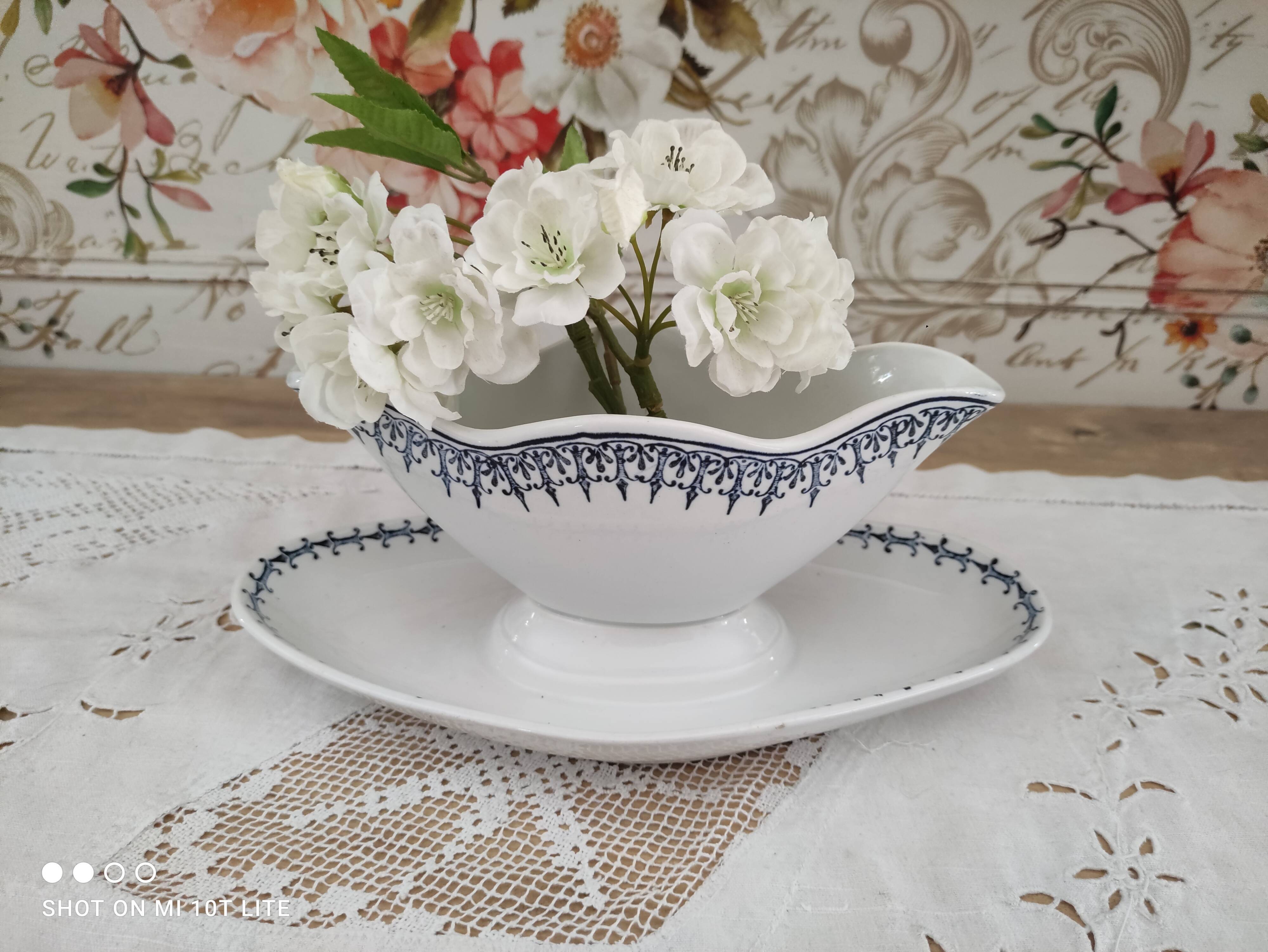 Saucière sur dormant Saint-Amand decoration frieze arabesques bleues