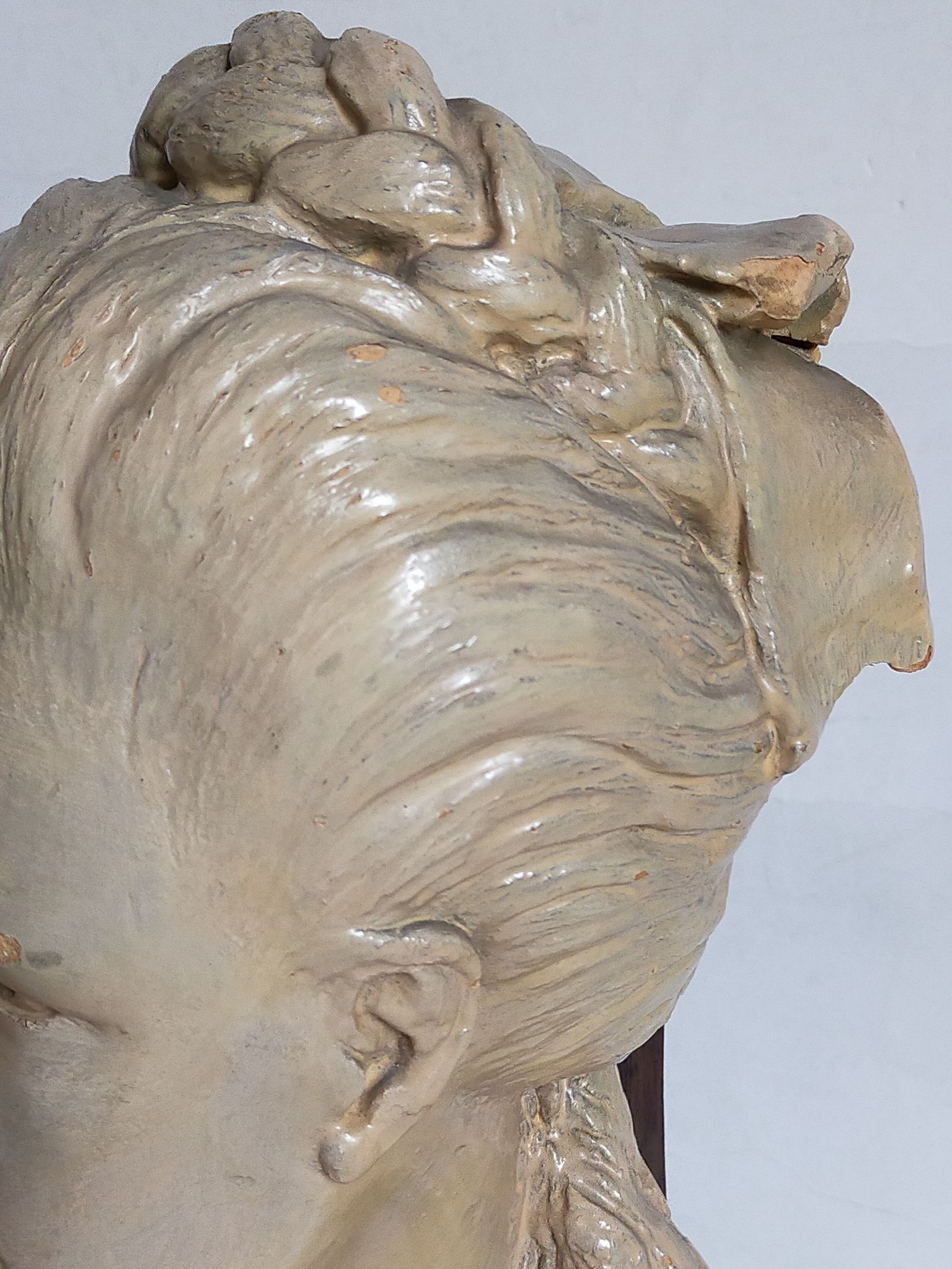 Bust of a woman "the elegant"XIXth in painted plaster signed on its solid wood base