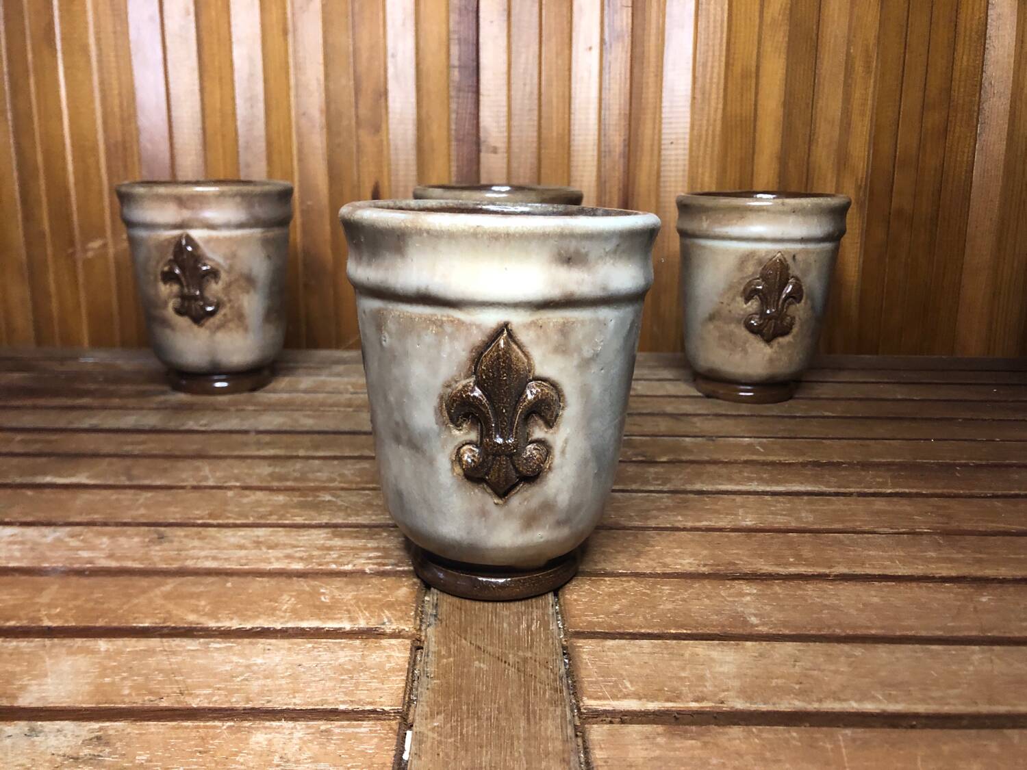 Set of 4 beige ceramic mugs fleur de lys vintage