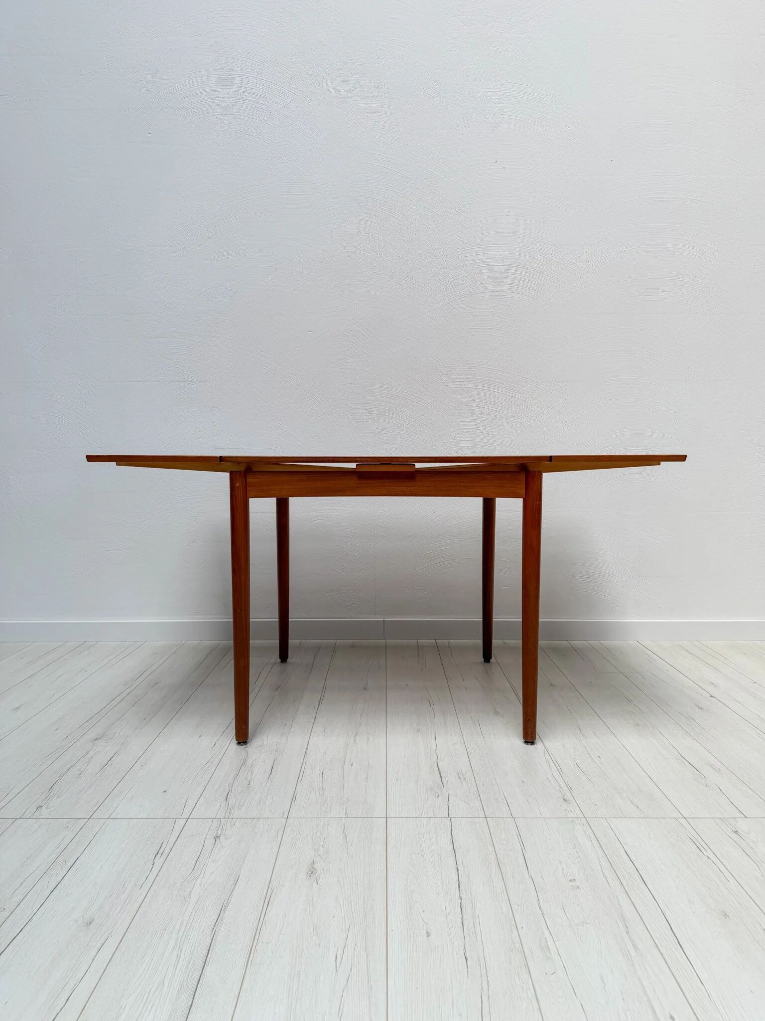1960s vintage mid-century Danish teak extendable dining table by Poul Hundvad for Hundevad & Co.