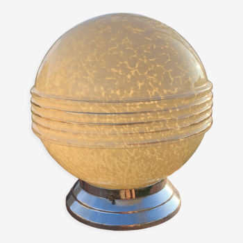 Globe en opaline des années 30