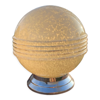 Globe en opaline des années 30