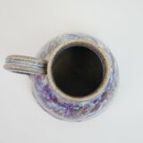 Pichet en céramique à émail violet bleu signé