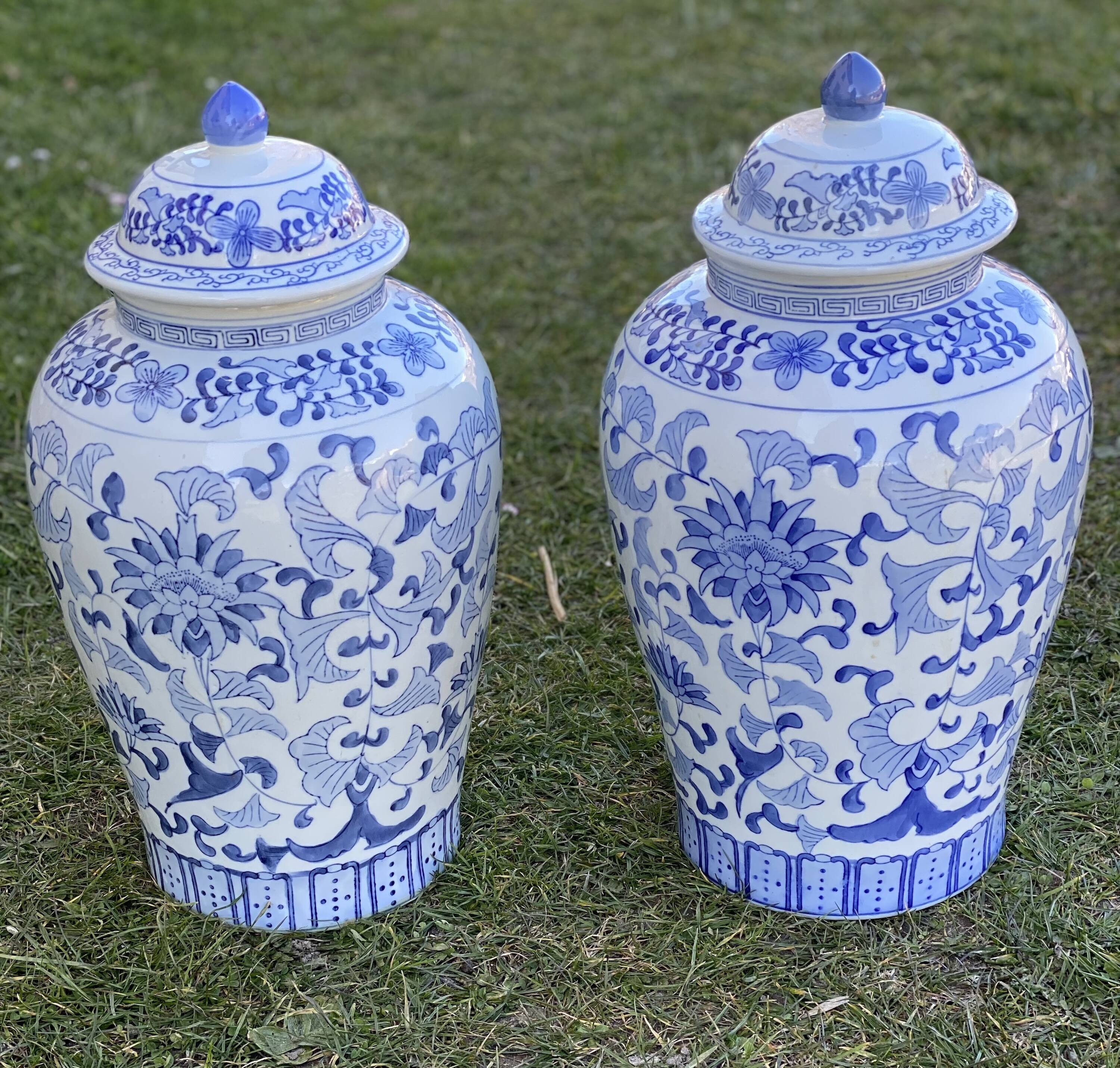 Pair of large vintage Chinese ceramic vases from the 1980s, oriental potiches.