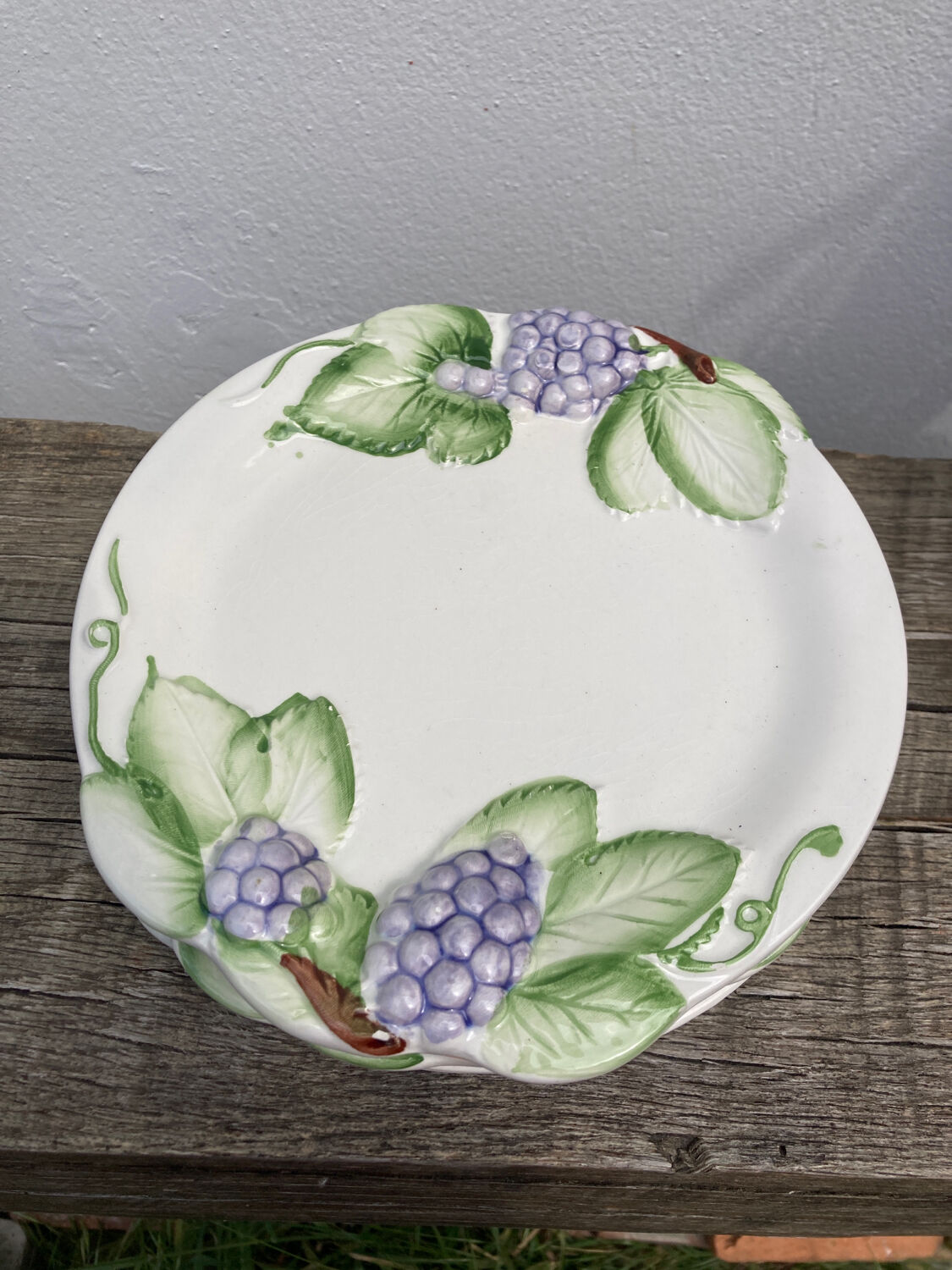 4 assiettes à dessert blanches en barbotine de raisin vintage Japon