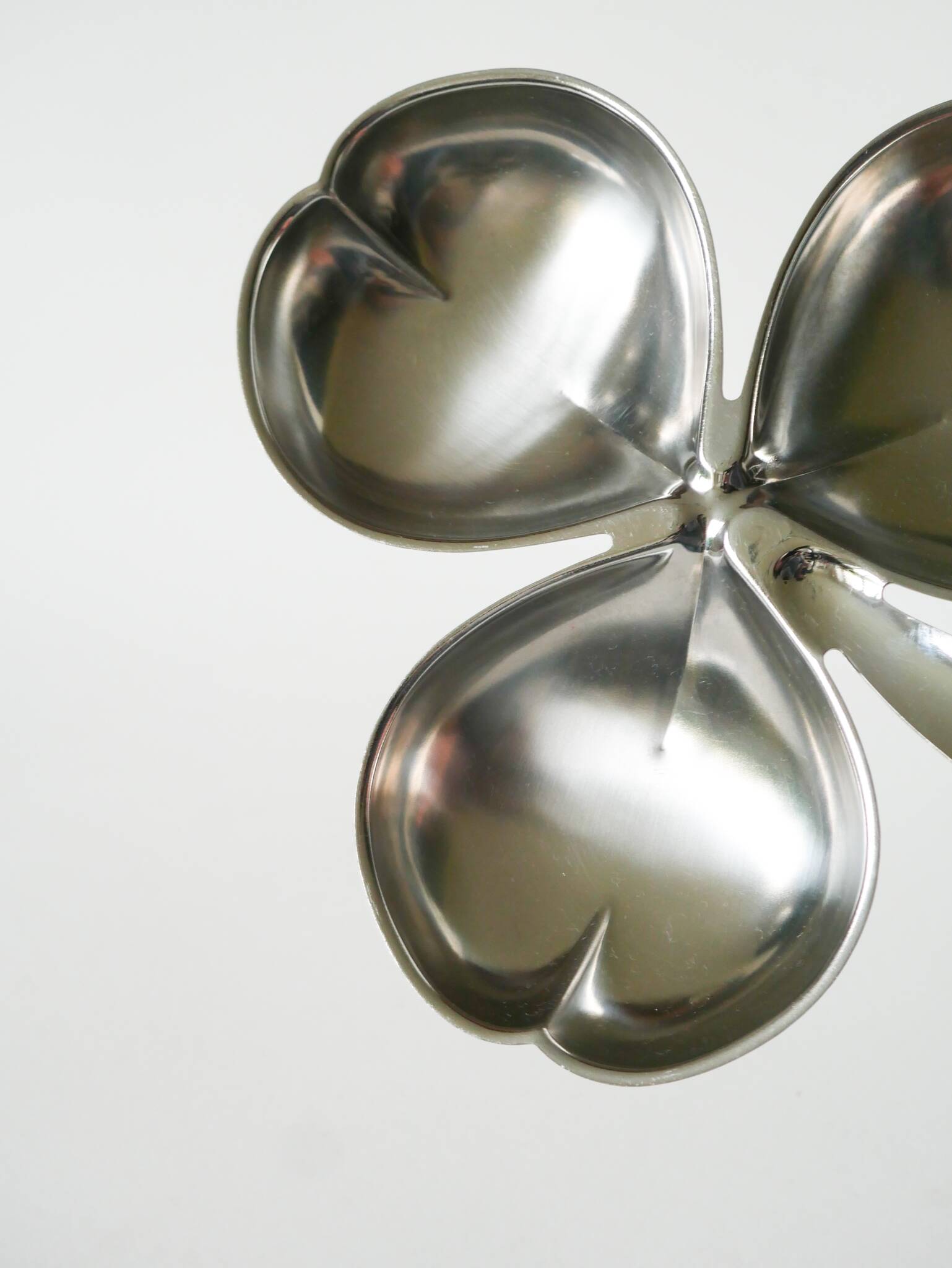 Stainless steel pocket emptier, Clover model, Design, 1970