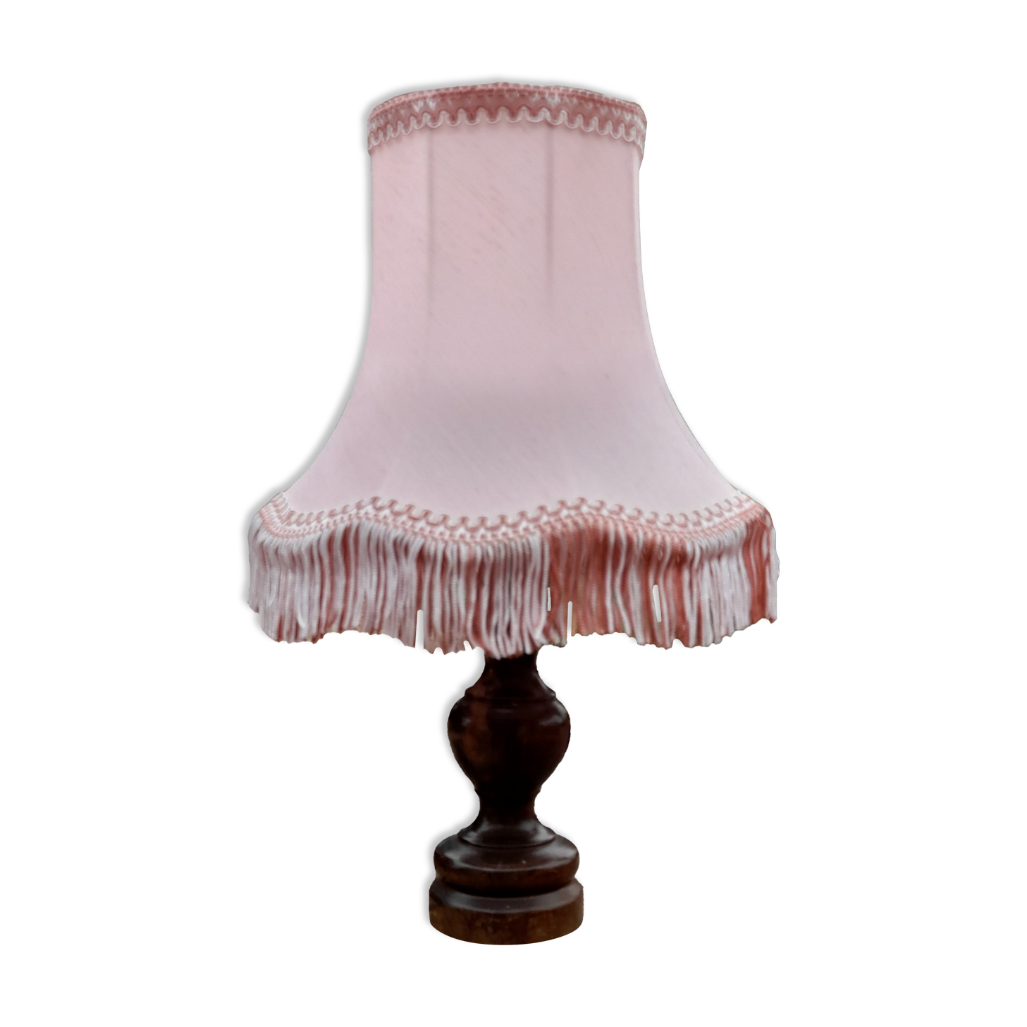 Lampe de chevet à poser pied bois foncé abat jour rose à galon et franges, ancien Selency