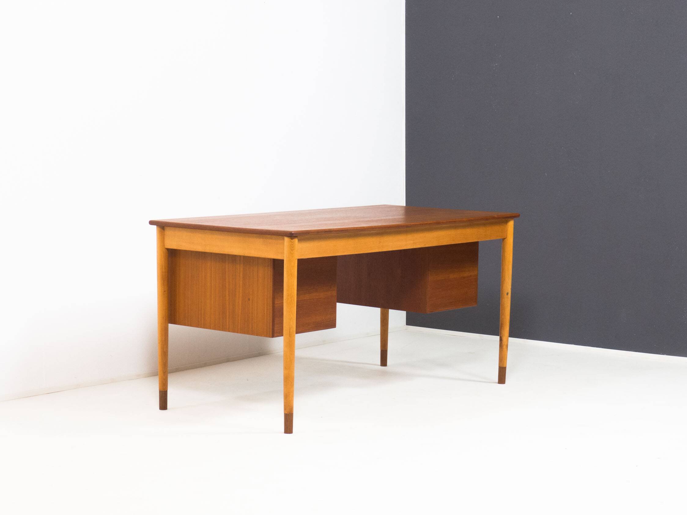 Søborg Møbler ‘model 130’ teak & beech writing desk by Børge Mogensen
