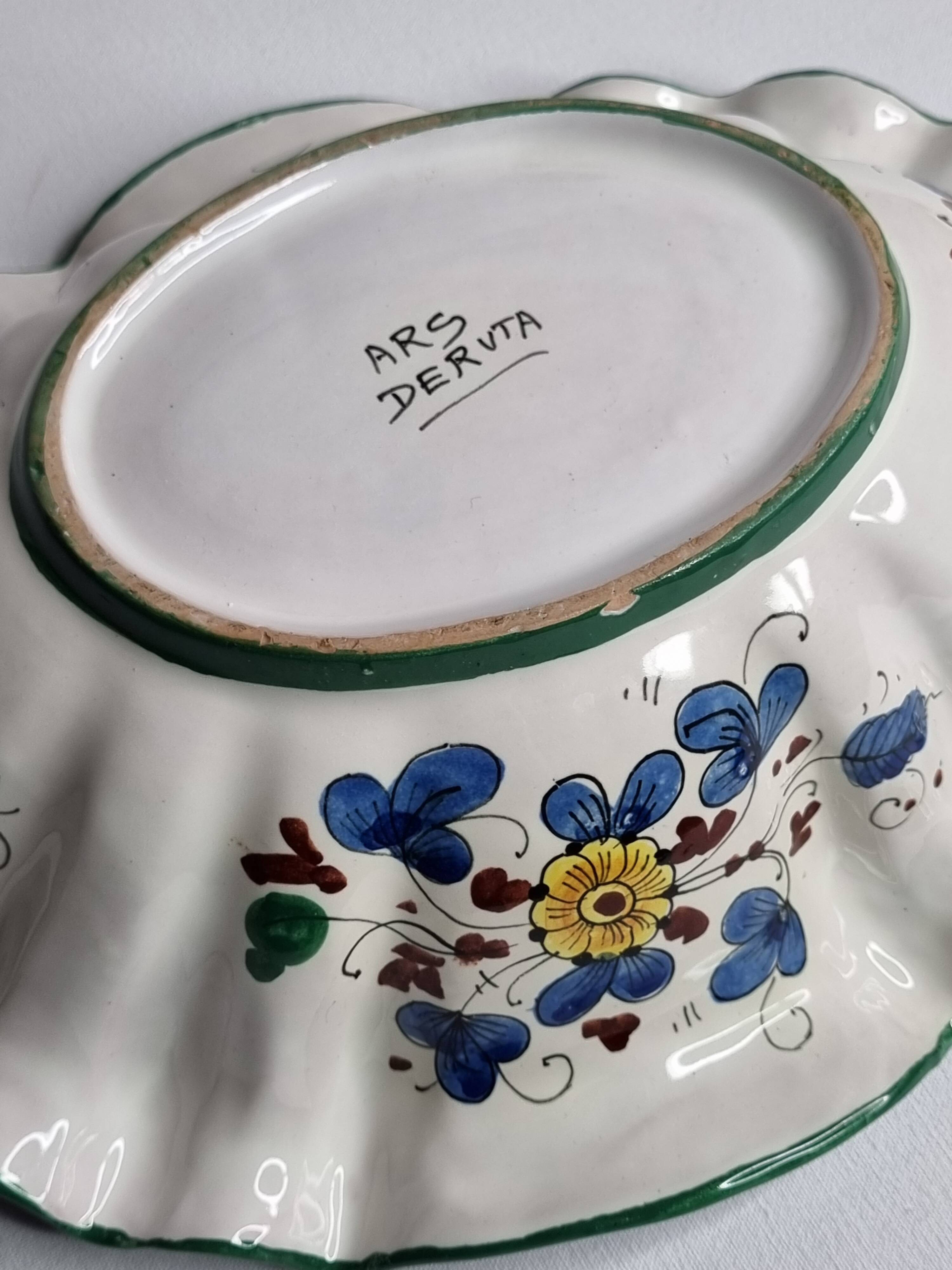 Deruta enameled ceramic bowl with bird decoration, 28 cm
