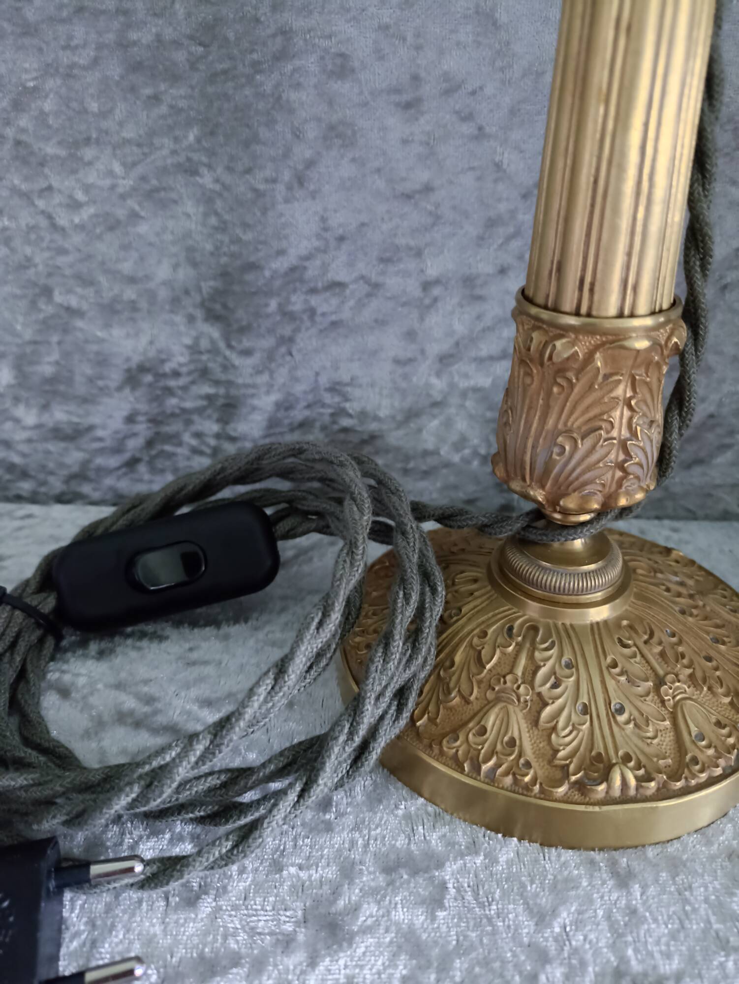 Paire de lampes bougeoirs en bronze ciselé