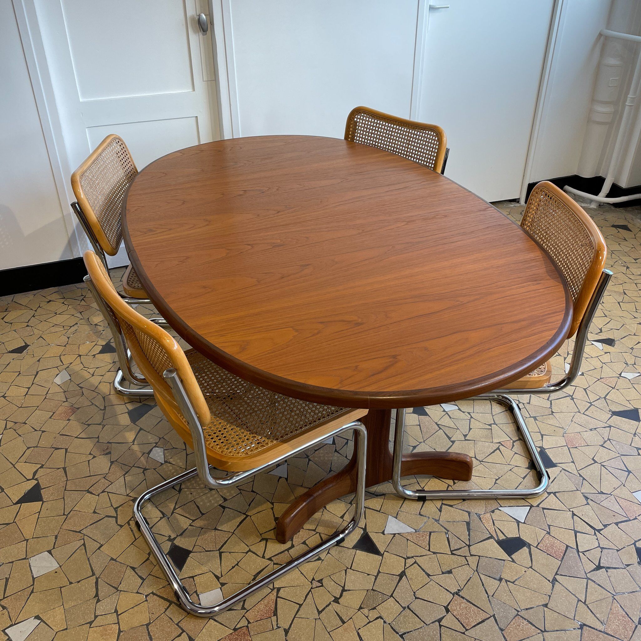 Oval table Gplan "fishtail"