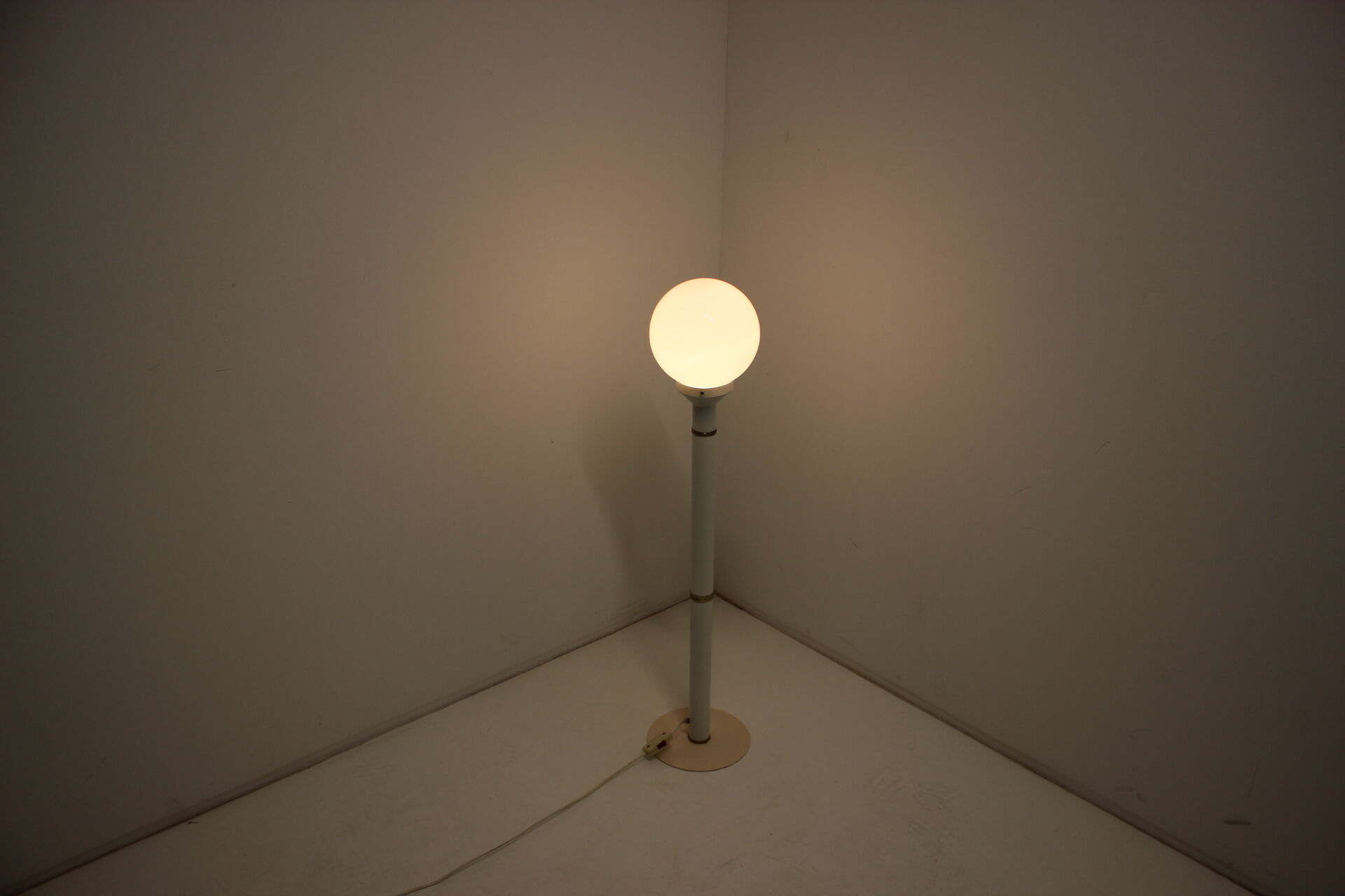 Mid-century floor lamp, 1970's.