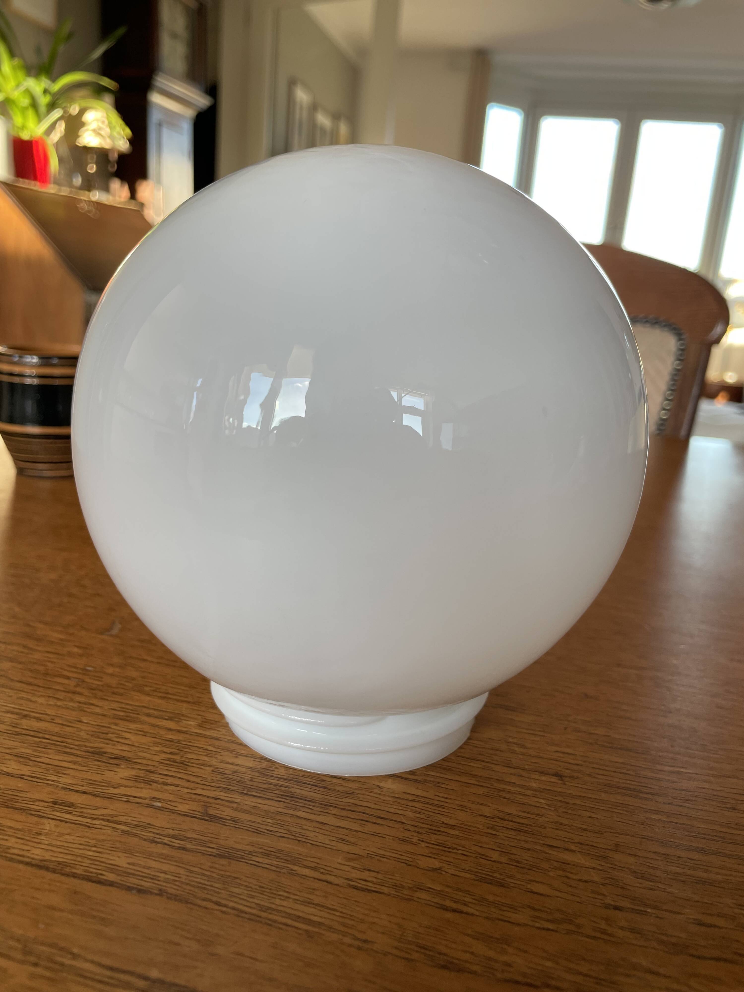 Plafonnier sphérique en verre opalin, abat-jour en verre opale de 7,5 cm de diamètre.