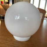 Plafonnier sphérique en verre opalin, abat-jour en verre opale de 7,5 cm de diamètre.