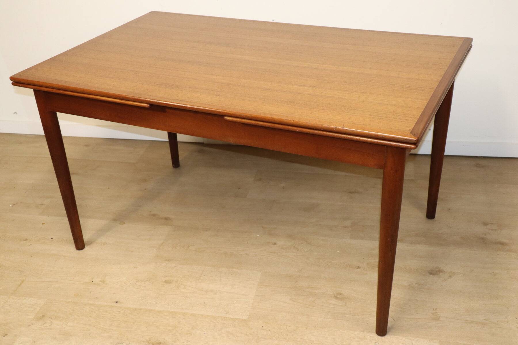 Danish Scandinavian extendable dining table in teak, 1960.