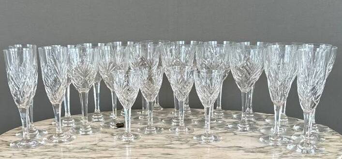 Saint louis crystal glassware set, chantilly model (26 pieces), 20th century