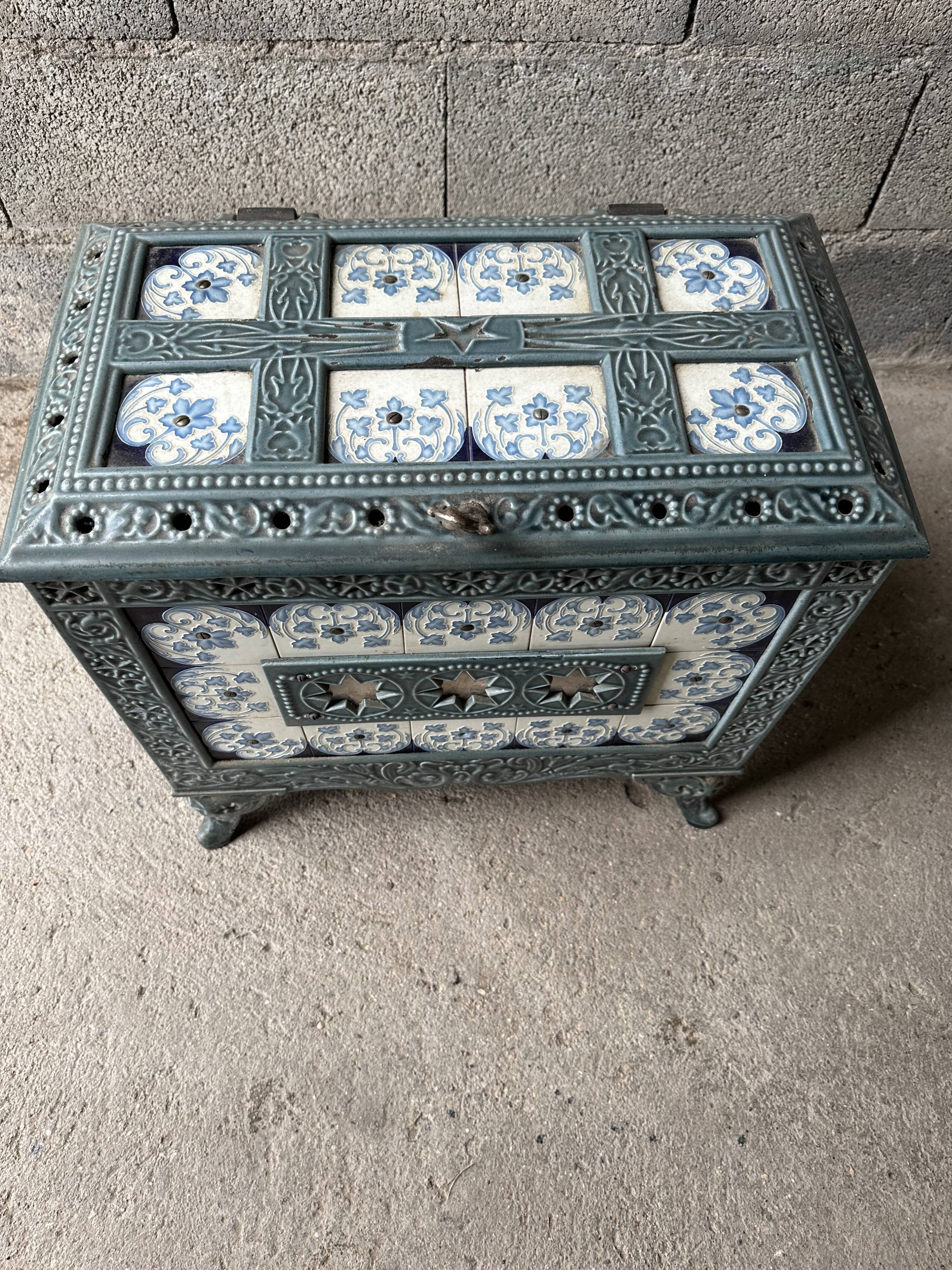 Enamelled cast iron wood stove and earthenware Mirus