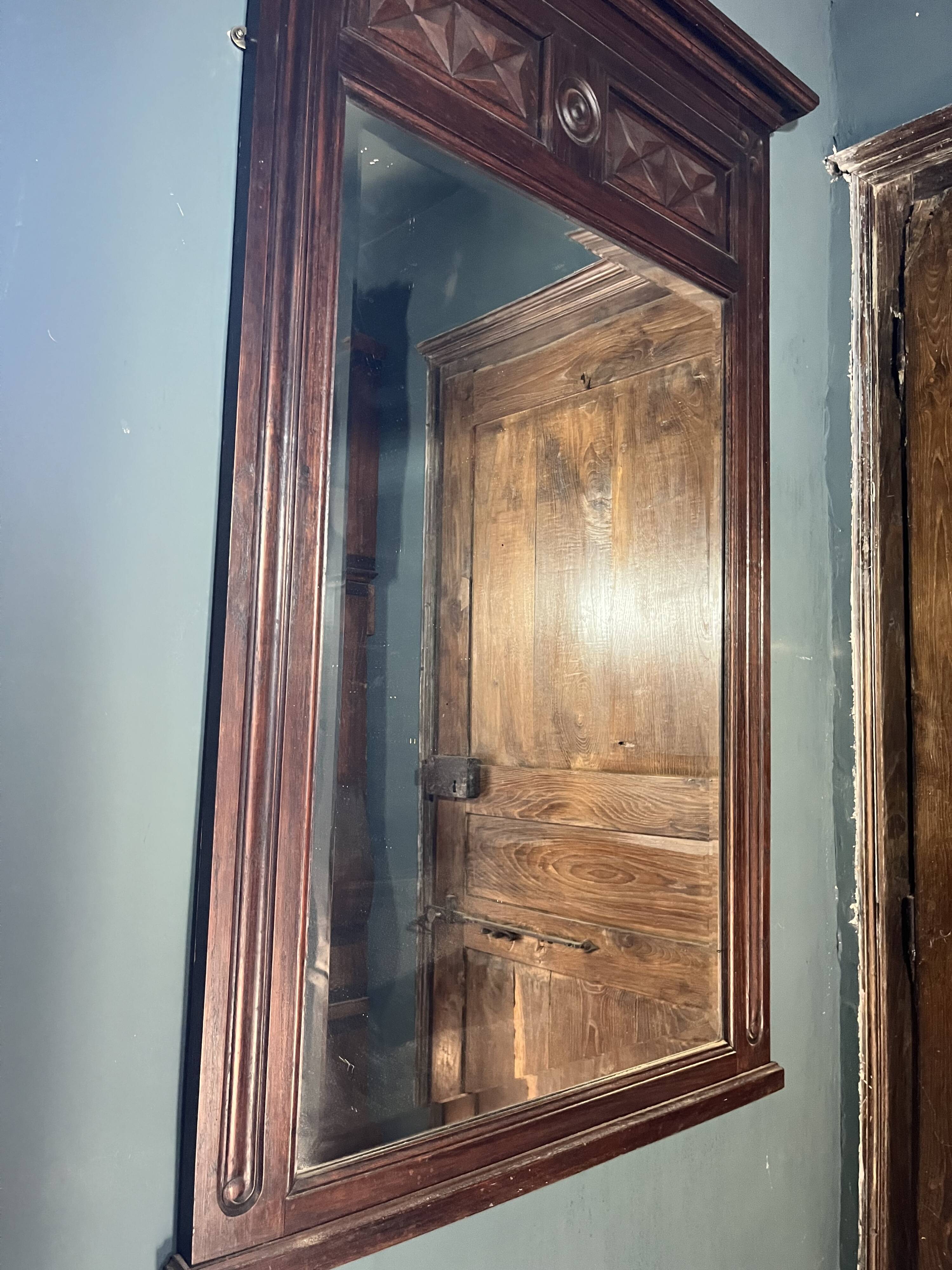 Miroir mural vintage encadré en chêne. Idéal pour les décorateurs.