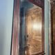 Miroir mural vintage encadré en chêne. Idéal pour les décorateurs.