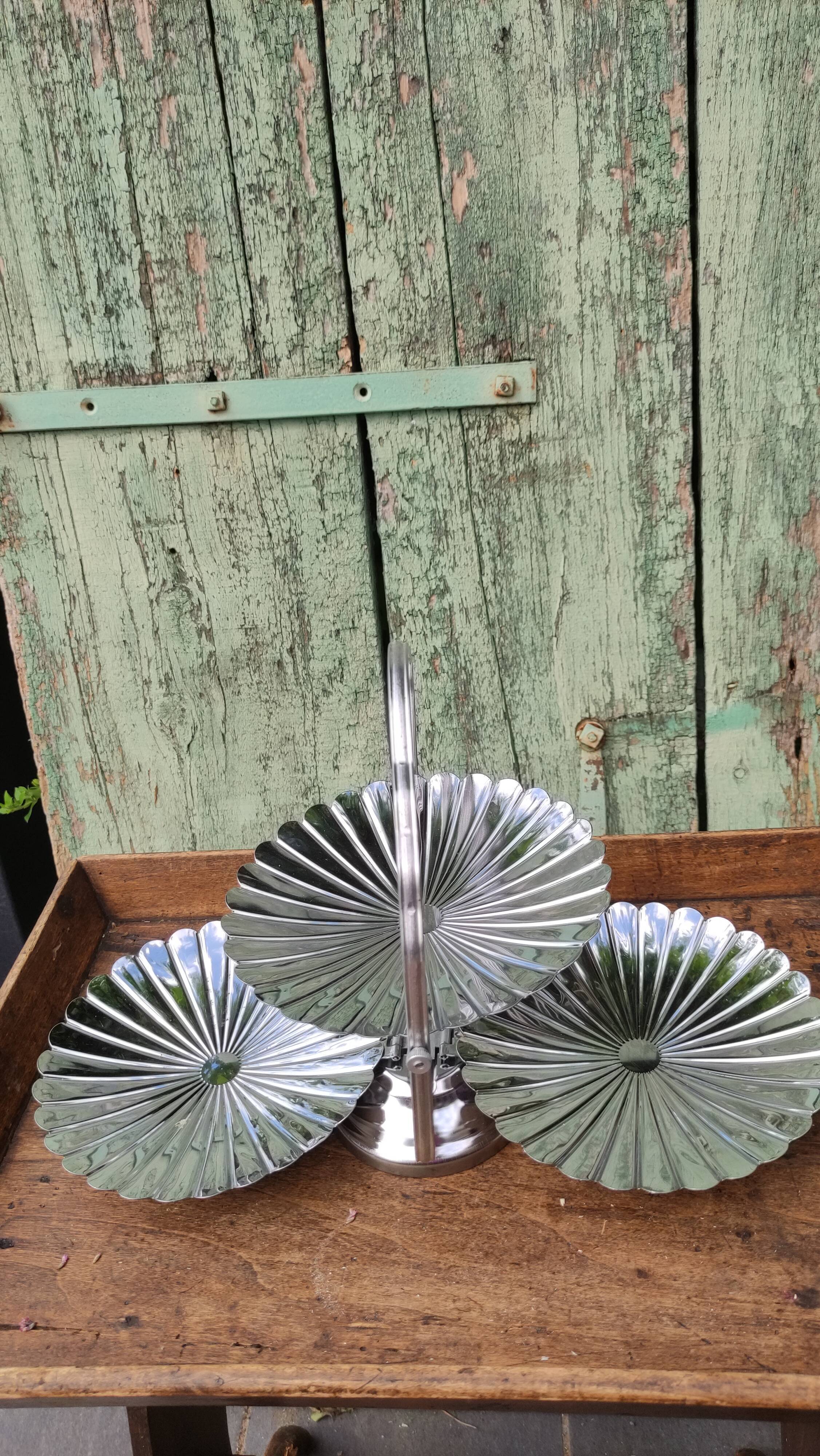 Serviteur pliable sur pied en métal argenté
