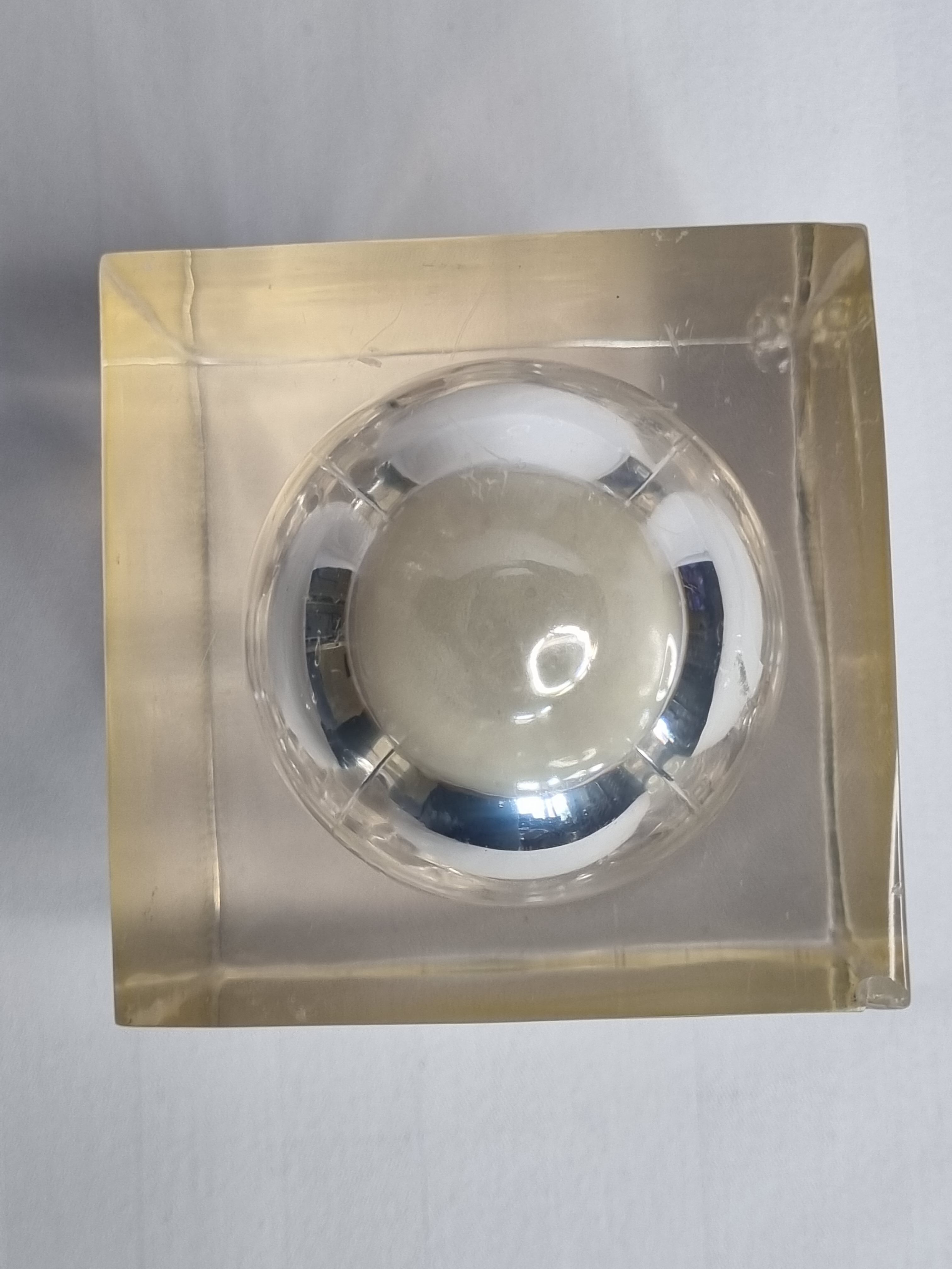 Inclusion d'une ampoule phosphorescente dans un bloc de résine, Pierre Giraudon, années 70