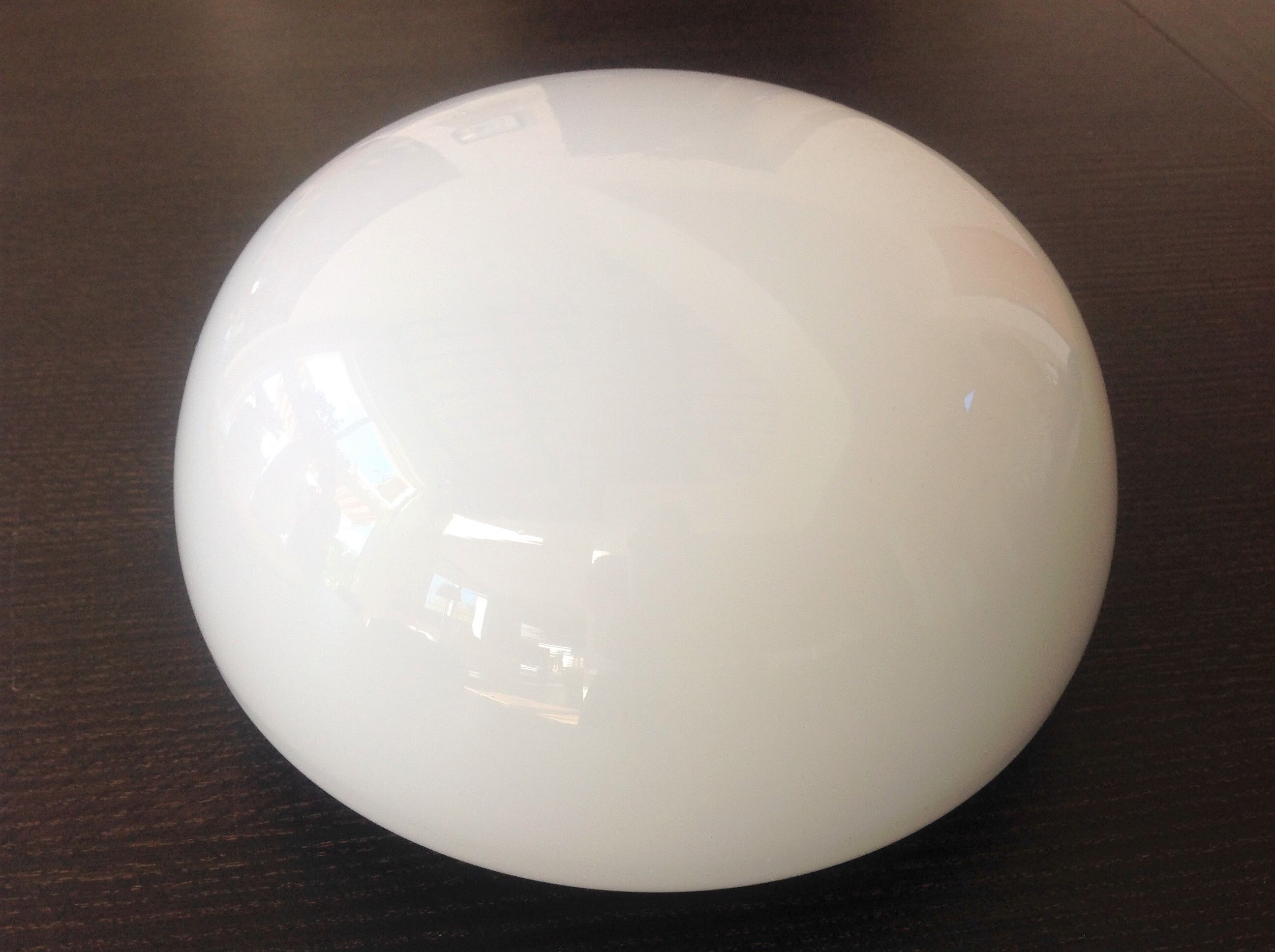 Plafonnier demi lune en opaline blanche années 60/70