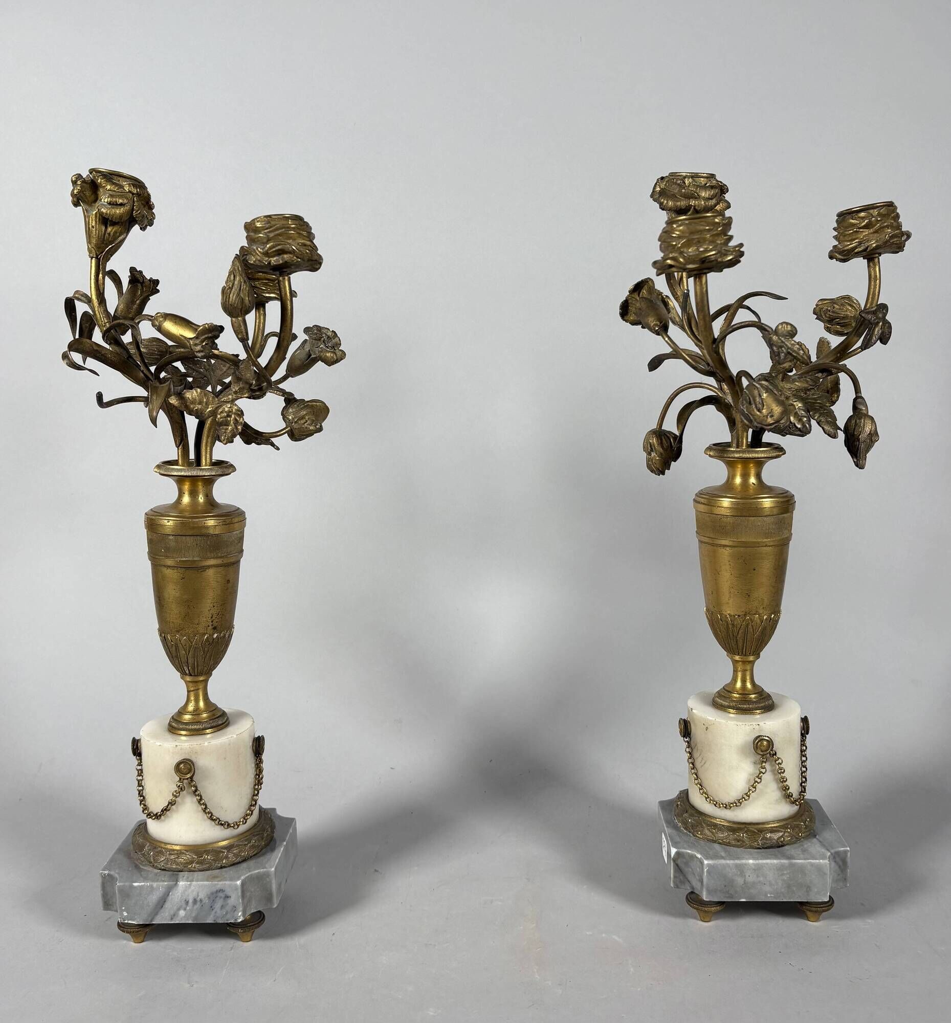 Pair of candelabra vases with flowers in marble and bronze, 19th century.