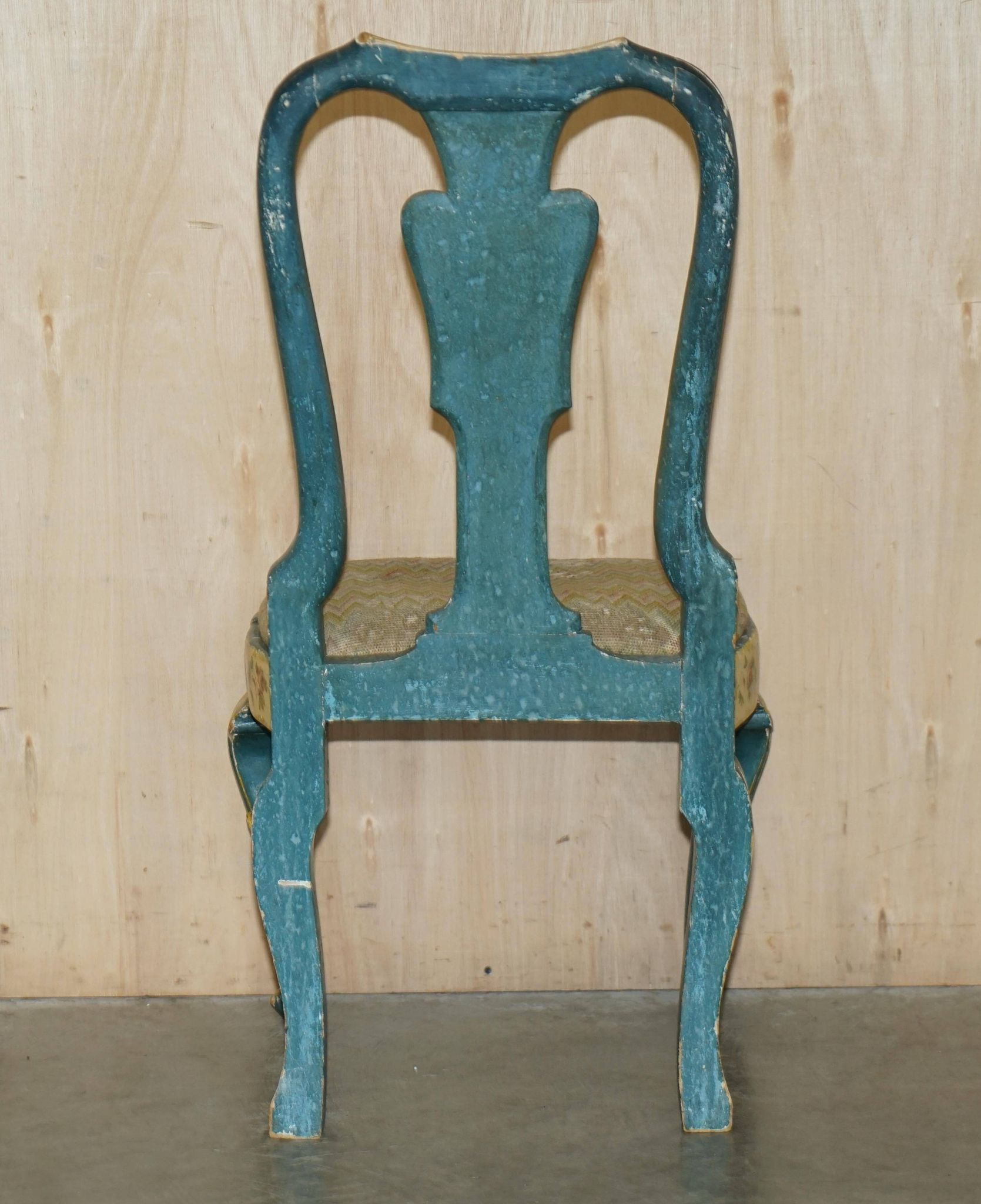 Paire de chaises Regency antiques et table assortie