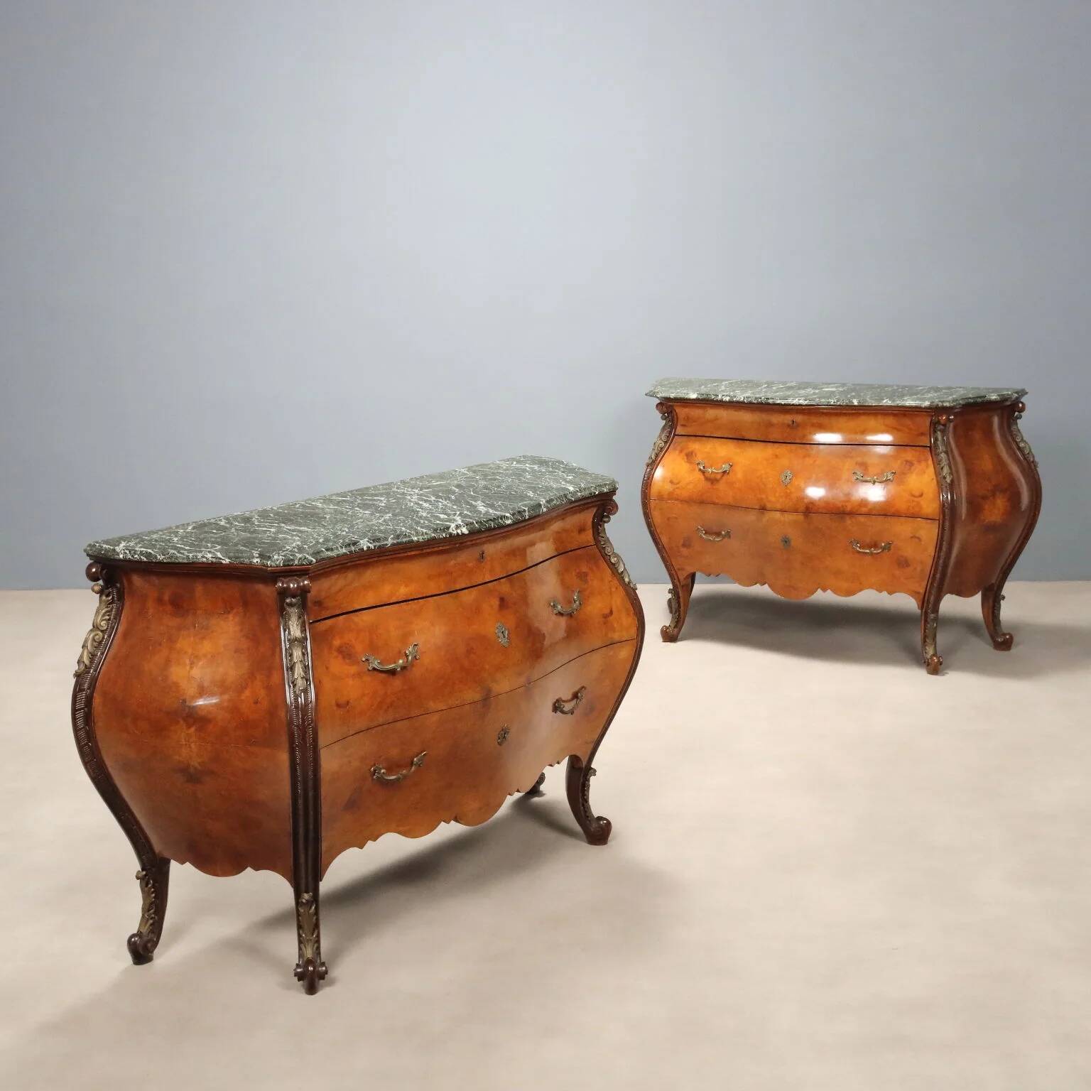 Paire de commodes anciennes style baroque en noyer XIXe siècle