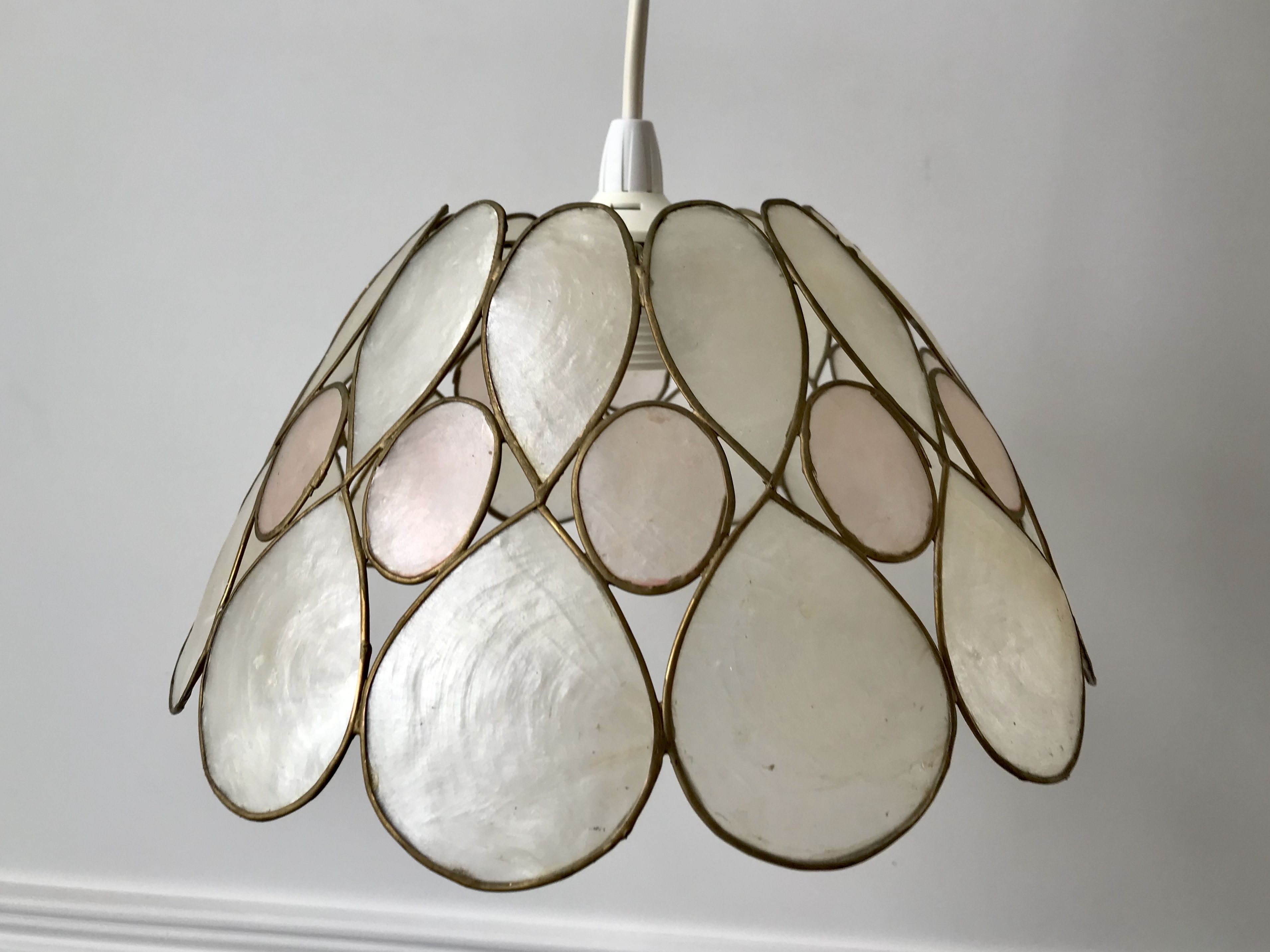 Suspension fleur en nacre et laiton années 50