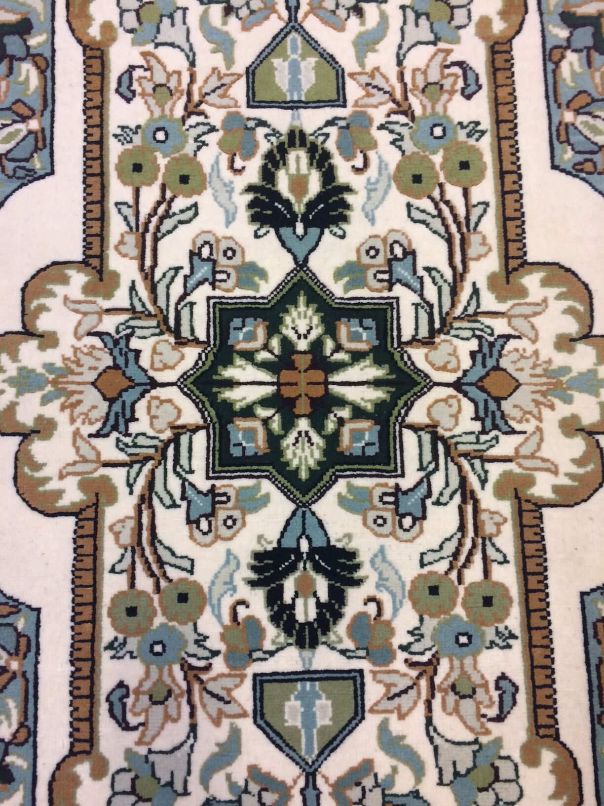 Handmade Tunisian rug - 181x124 cm