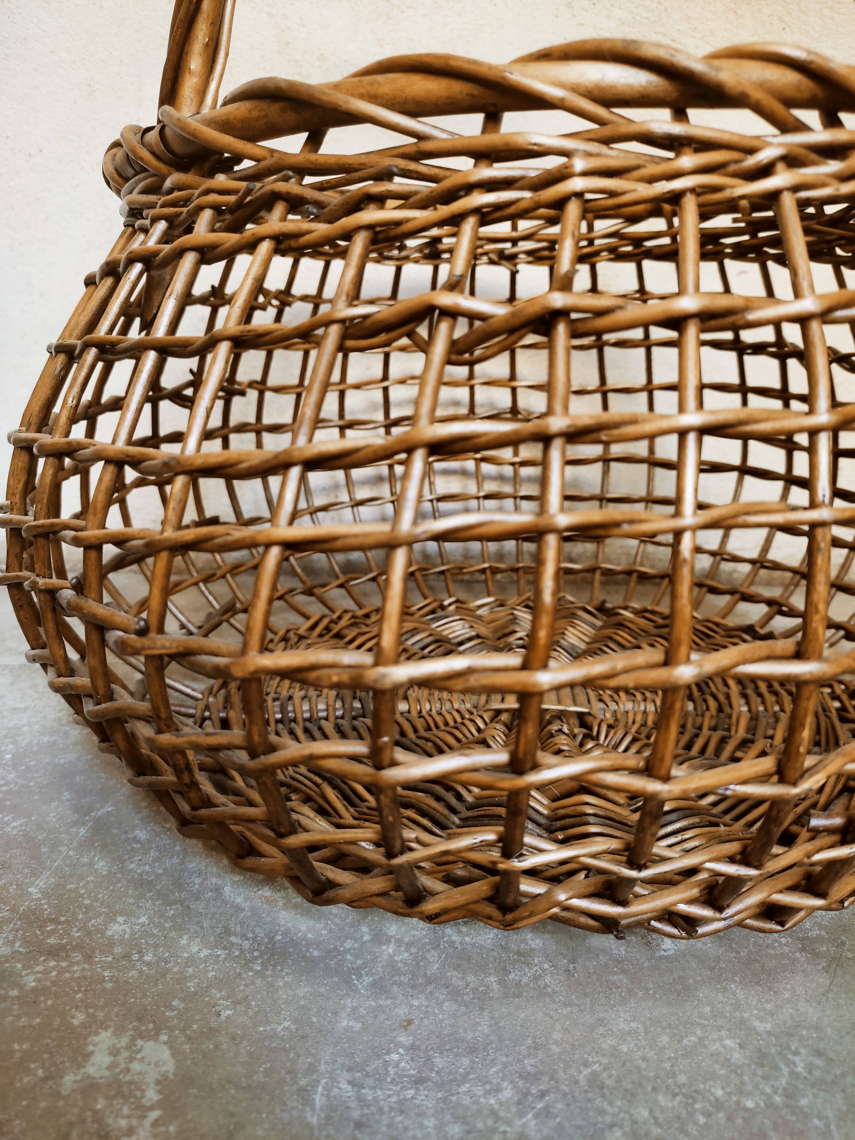 Openwork basket in willow rush