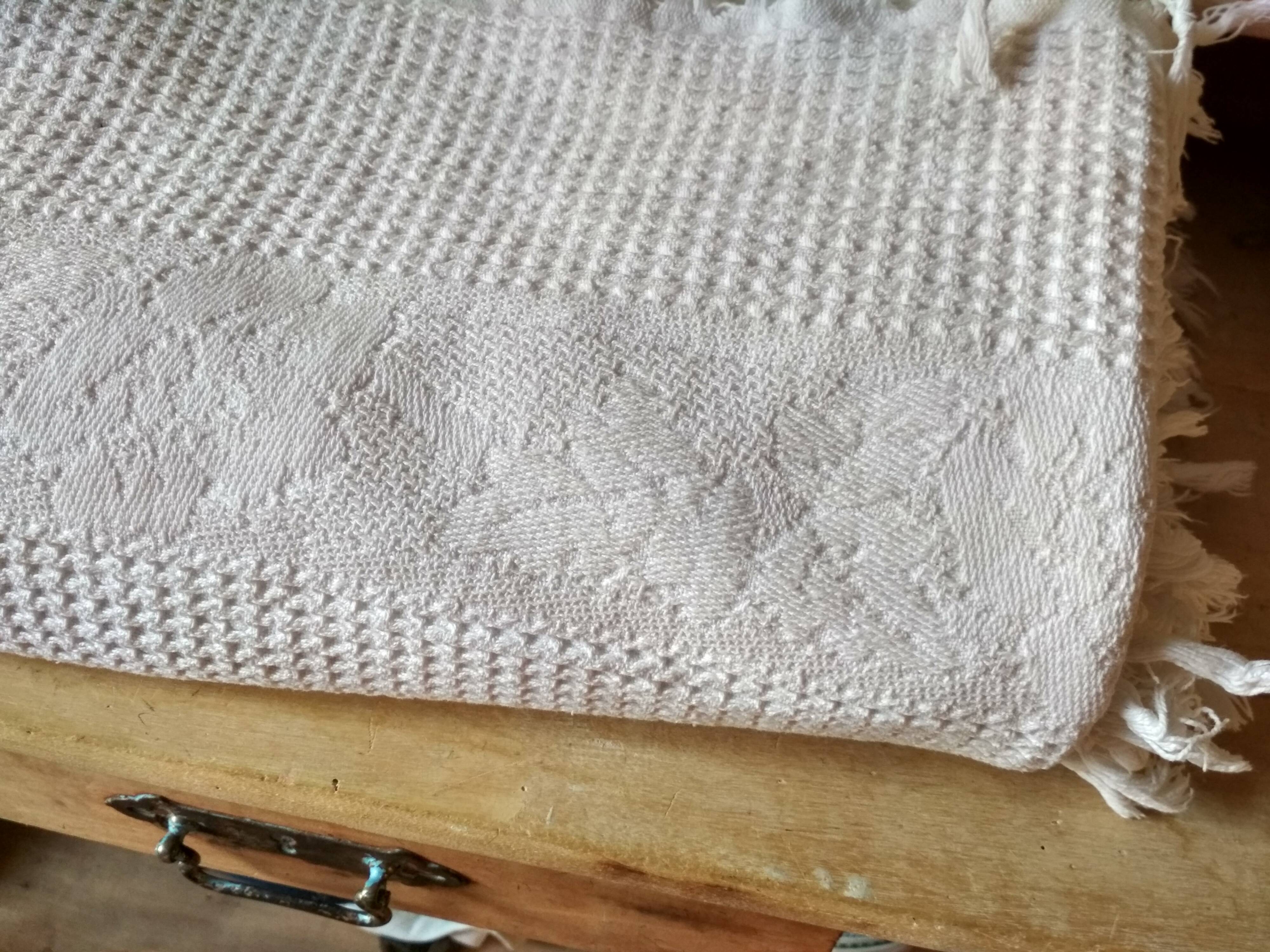 Bedspread in woven white cotton, double bed