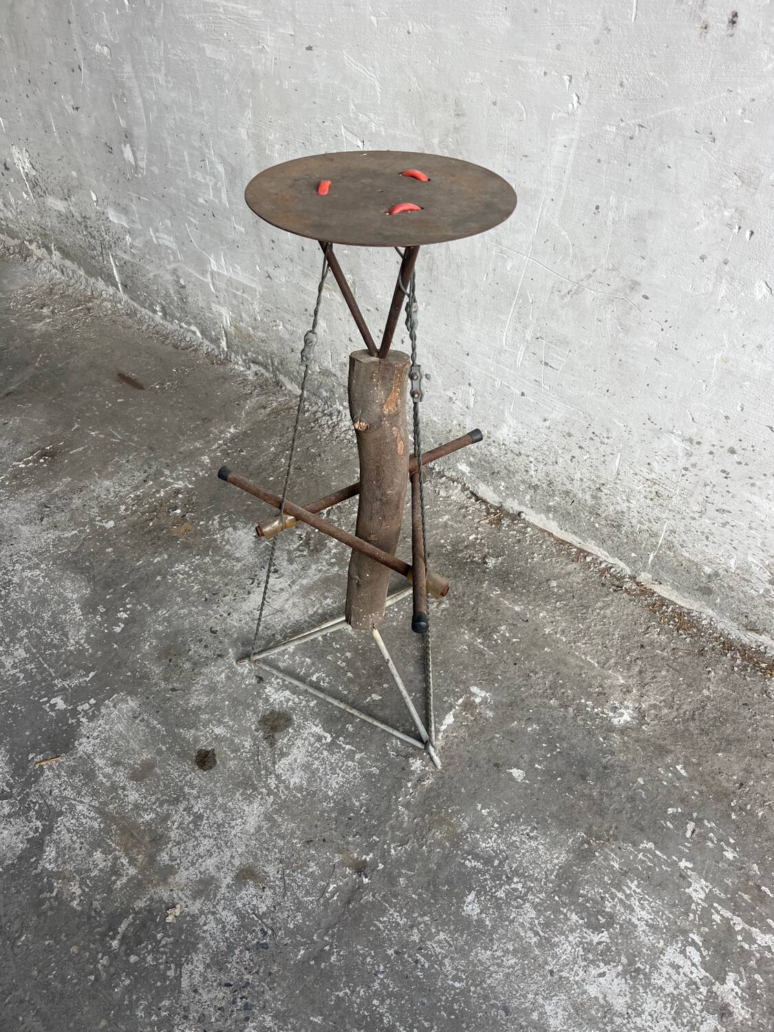 Table d'appoint sculpturale en métal rouillé et bois au design néerlandais, accent industriel en brun rustique.