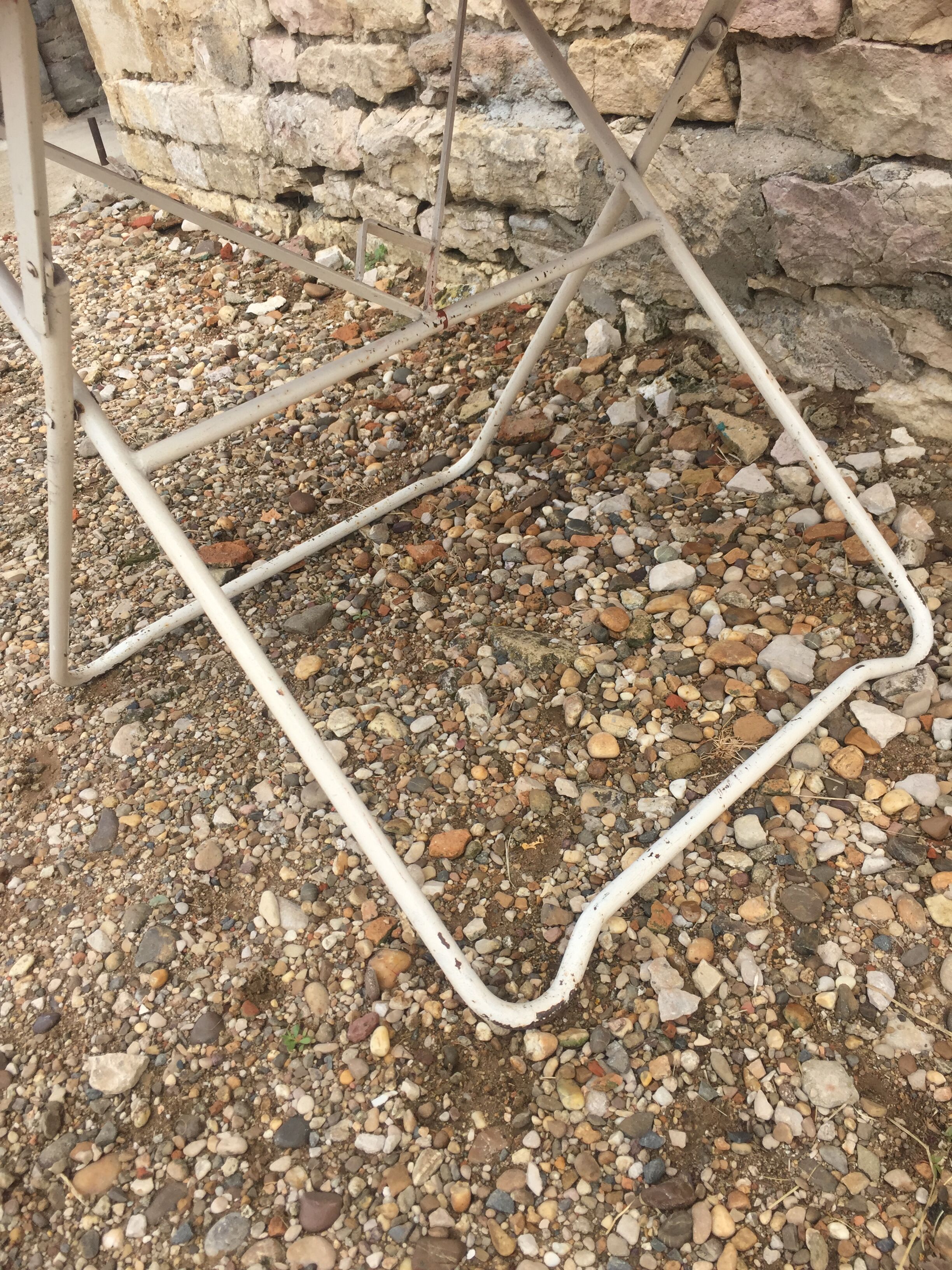 Round iron table