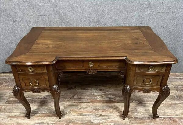 Bureau provençal galbé de style louis XV en noyer sculpté vers 1880