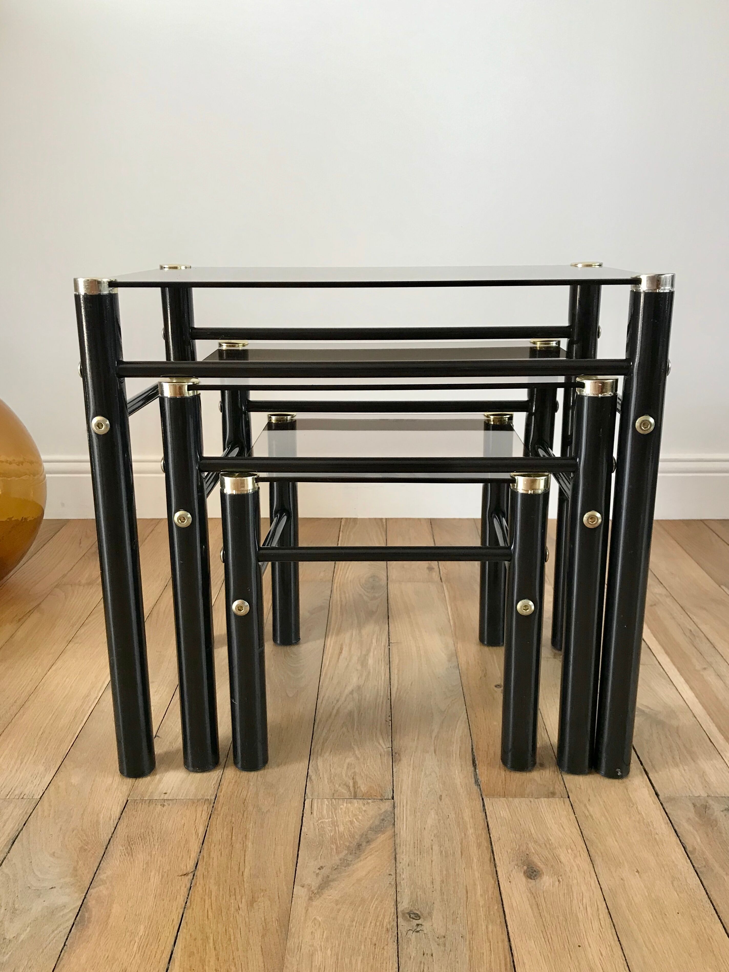Trio de tables basses gigognes en verre fumé années 70-80