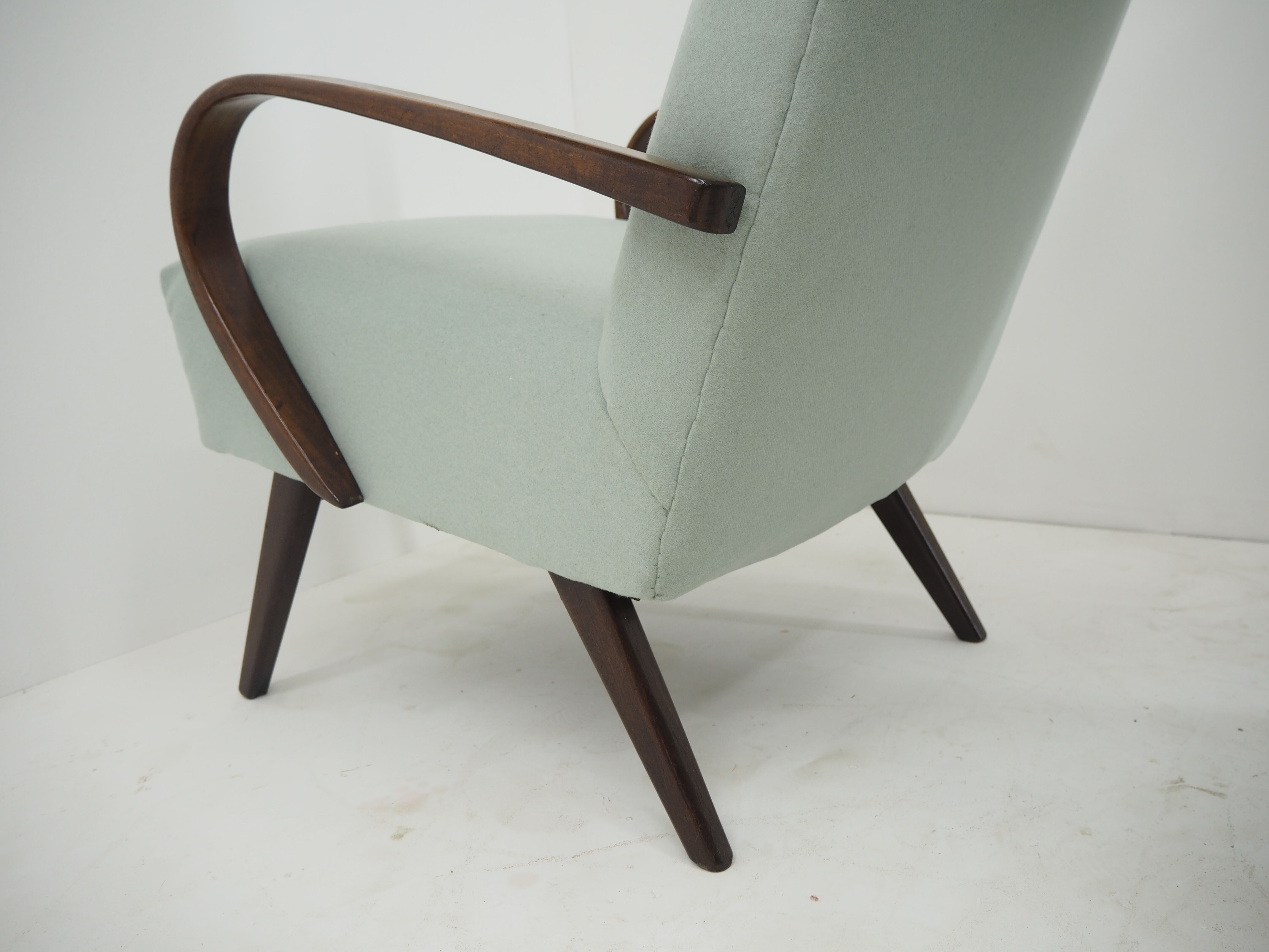 Pair of Ton/Thonet Beech Armchairs, Czechoslovakia