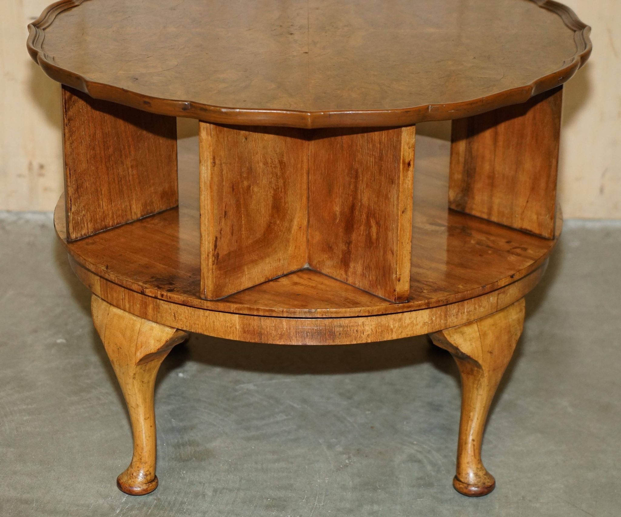 Table basse vintage Burr Walnut pivotante années 1940